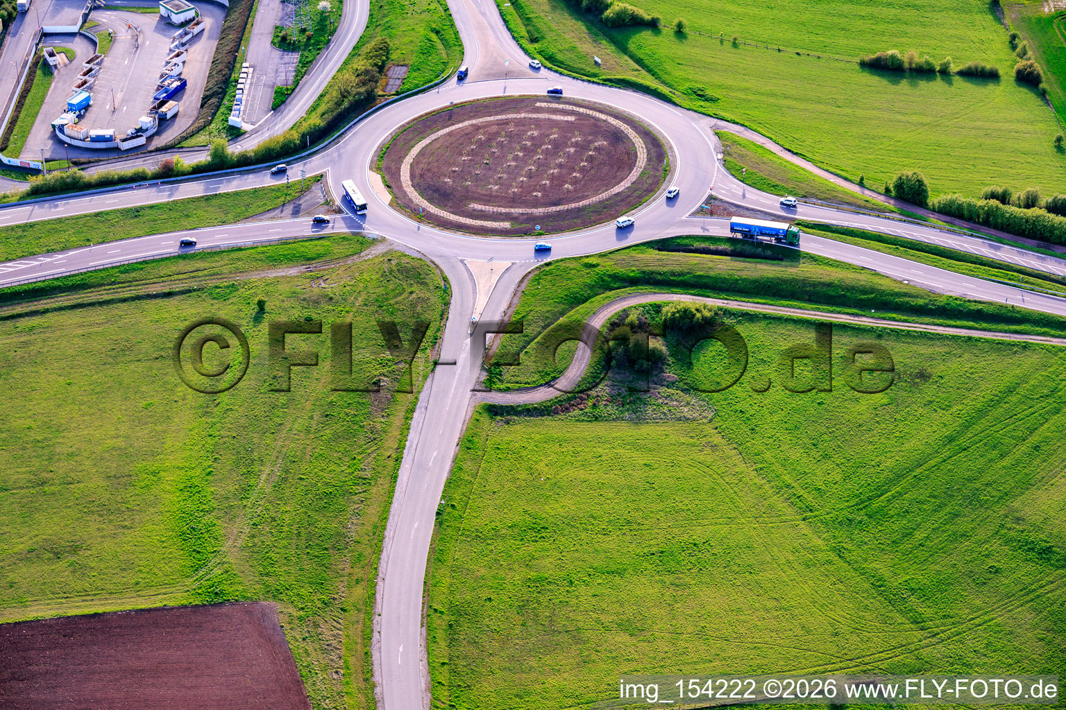 Rond-point à l'intersection de la N61 et de la rue de Sarreguemines à Woustviller dans le département Moselle, France
