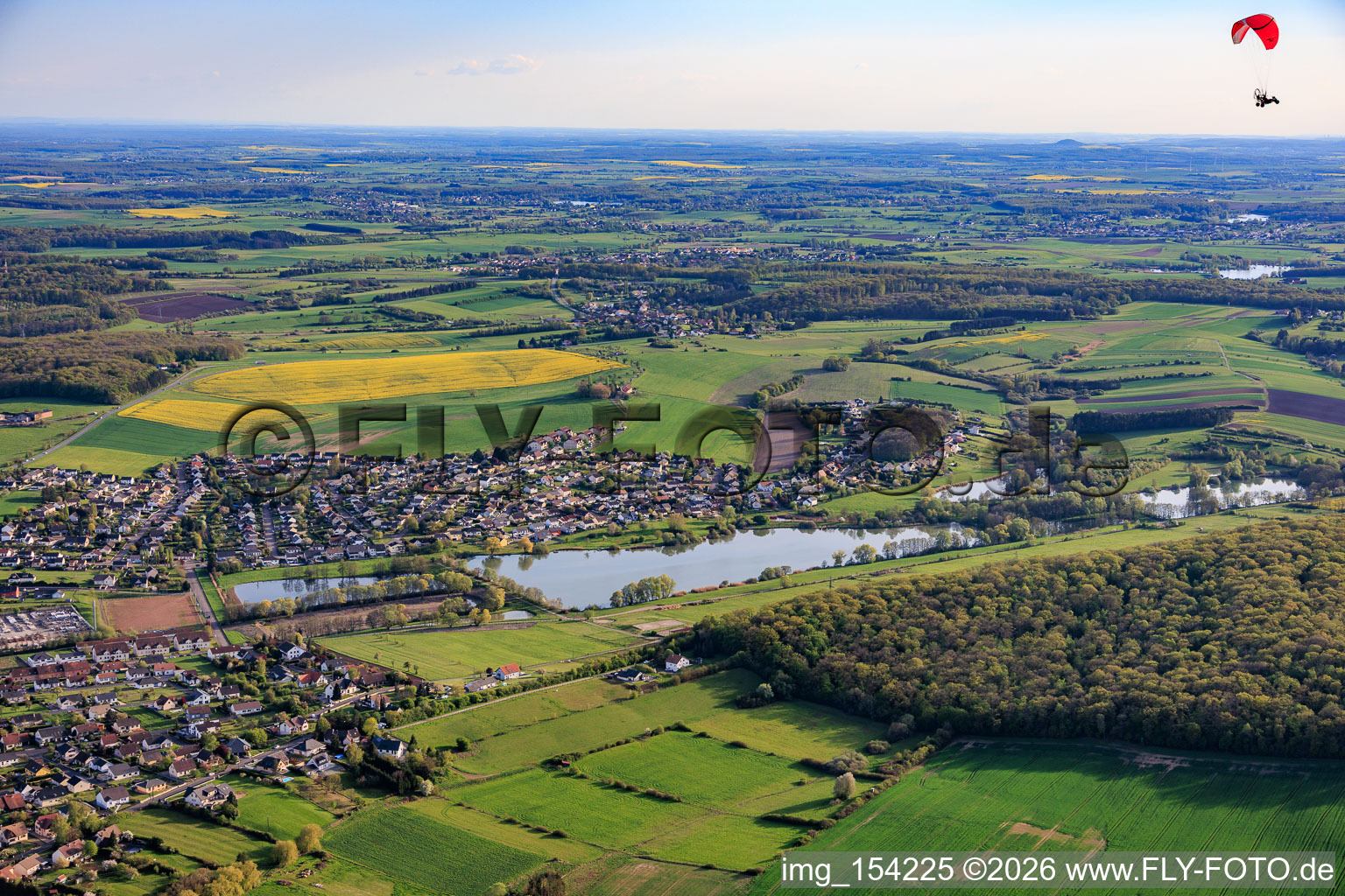 Quatre étangs sur le ruisseau du village à Woustviller dans le département Moselle, France