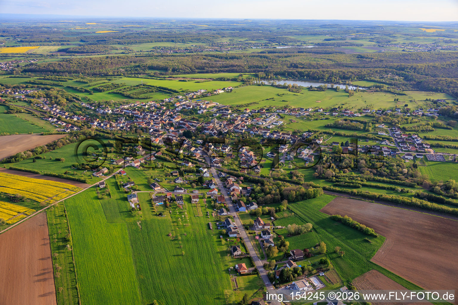 Vue de la ville face à l'étang de Weihergraben depuis le nord à Farschviller dans le département Moselle, France
