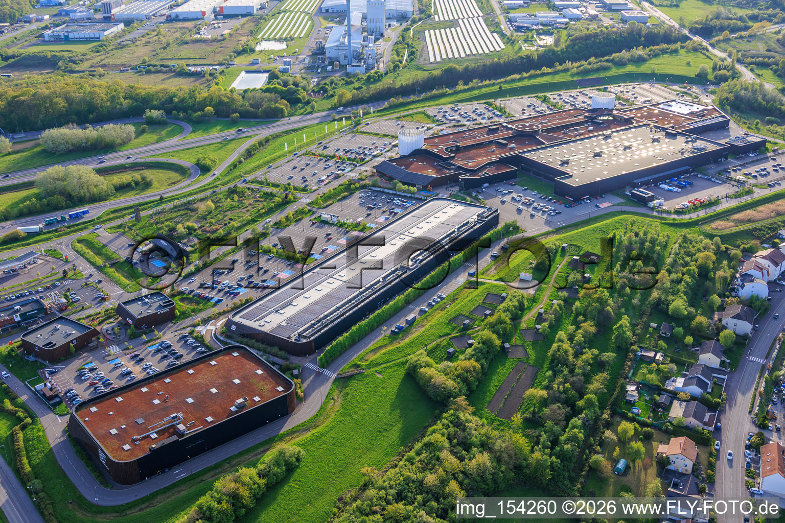 Centre commercial B'EST avec FNAC Farébersviller 3 et parc d'attractions B'Fun à Farébersviller dans le département Moselle, France