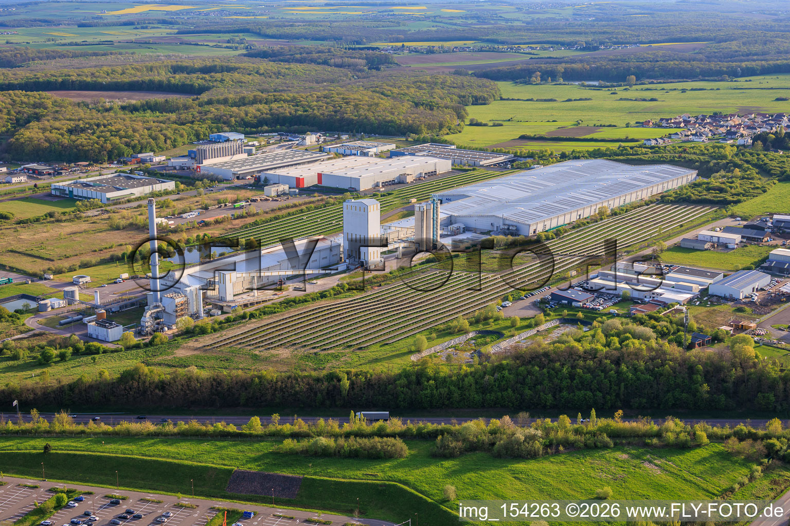 Verrerie AGC Glass Seingbouse SAS avec grand système PV en champ libre à Seingbouse dans le département Moselle, France