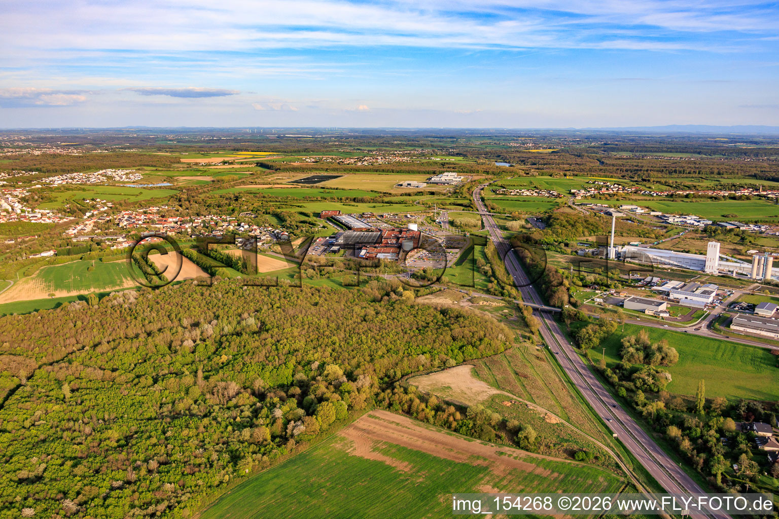 Tracé de l'Autoroute de l'Est vers le sud-est en passant devant le centre commercial Centre commercial B'EST à Farébersviller dans le département Moselle, France