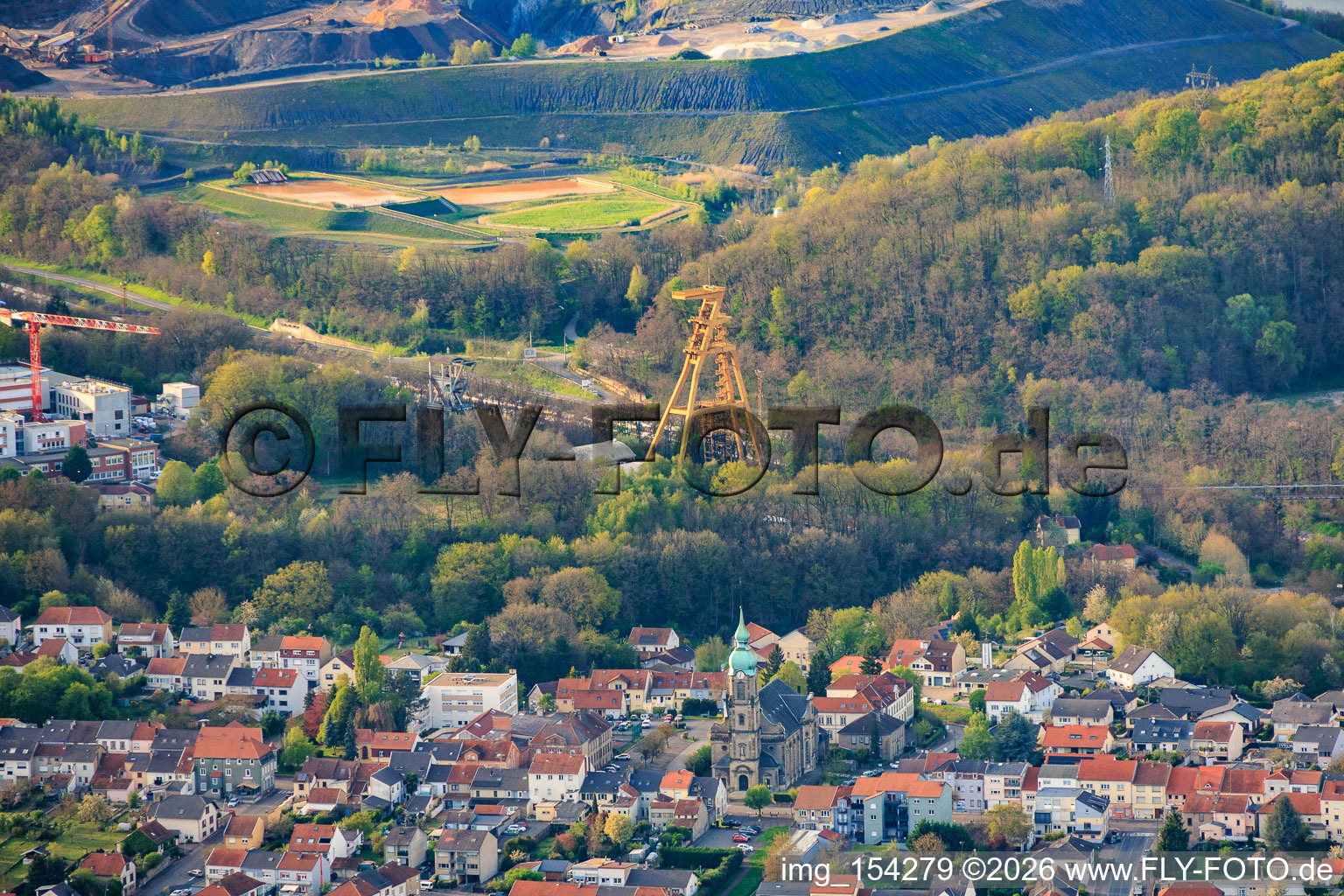 Chevalement historique de la mine Le puits Cuvelette Nord et église Saint-Maurice à le quartier Cité de la Chapelle in Freyming-Merlebach dans le département Moselle, France