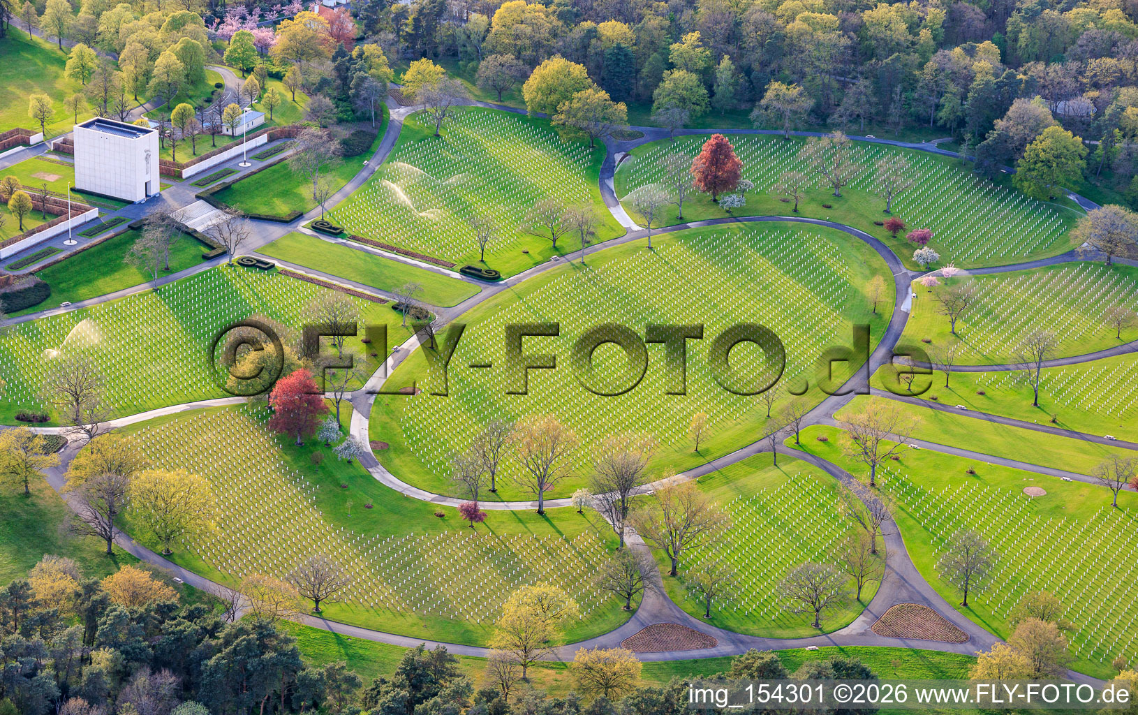 Rangées de pierres tombales et parc au cimetière militaire américain et site commémoratif de Saint-Avold à le quartier Forêts de Zang et du Steinberg in Saint-Avold dans le département Moselle, France