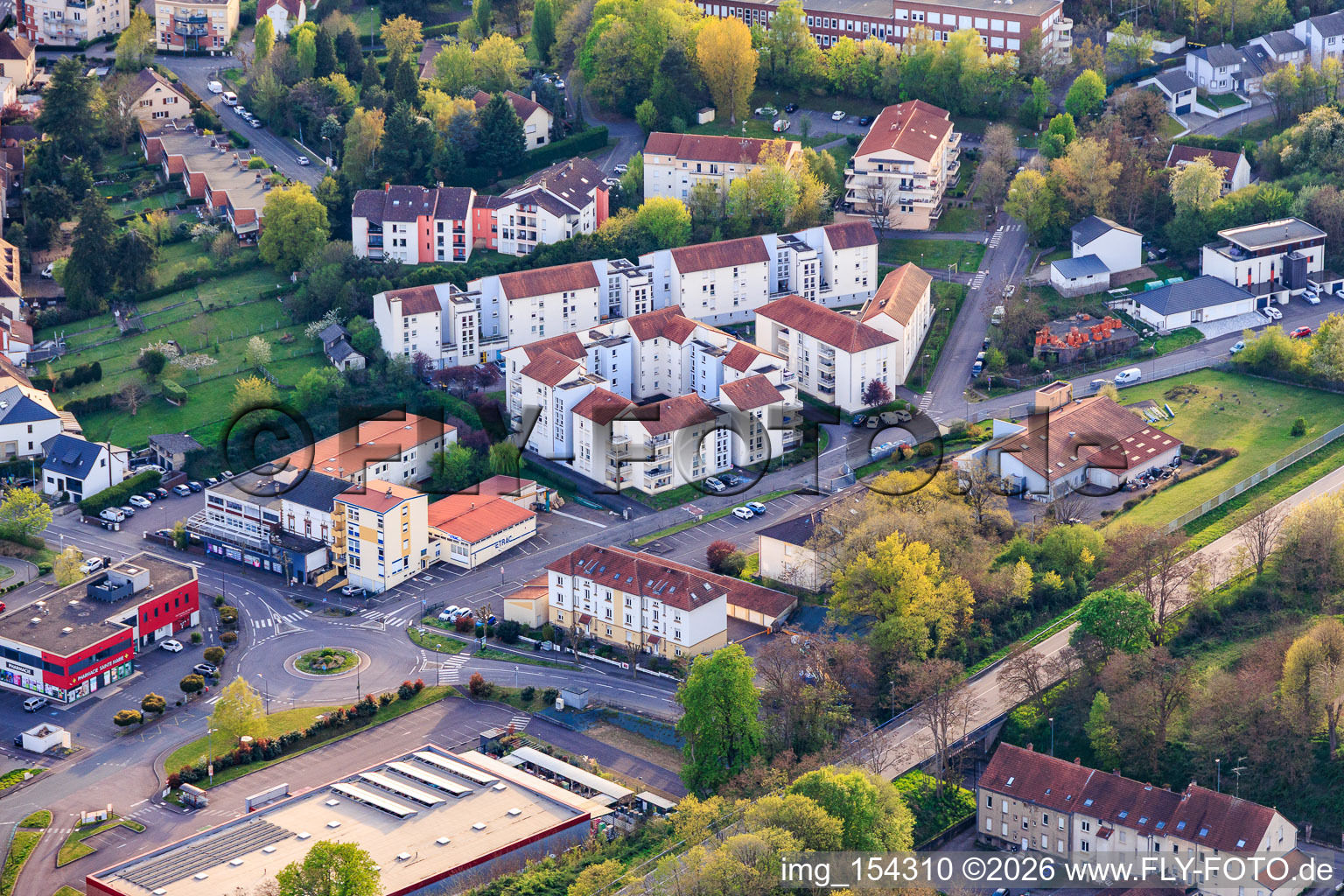 Rue en Verrerie avec Pharmacie Sainte Marie à le quartier Centre Ville Felsberg in Saint-Avold dans le département Moselle, France