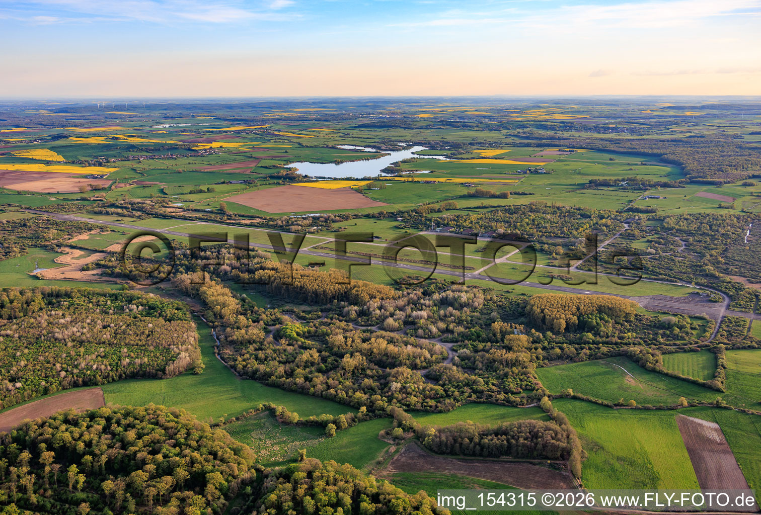 Piste de l'ancien aérodrome militaire de Grostenquin vue du nord-est à Bistroff dans le département Moselle, France