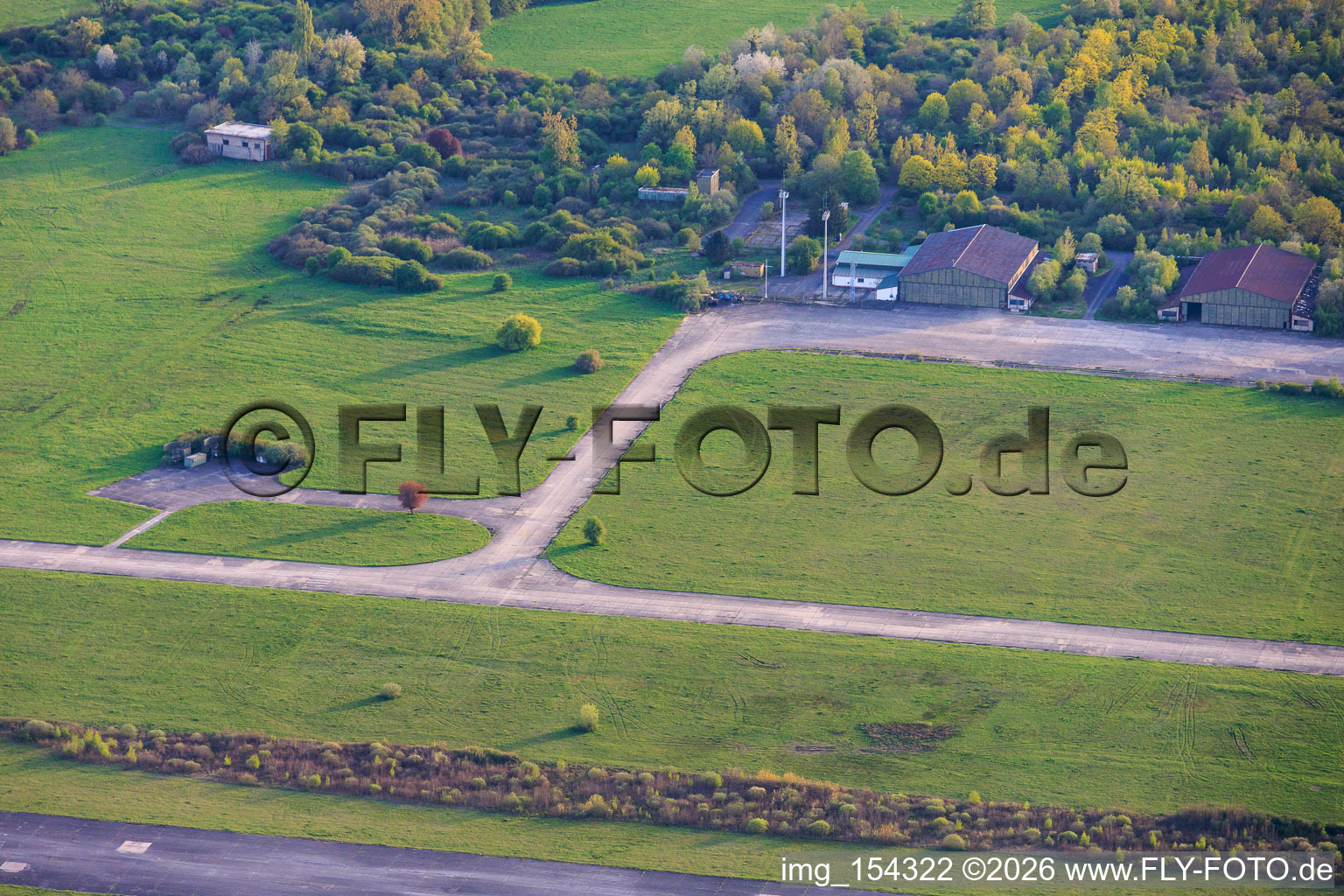 Hangars et voies de circulation de l'ancien aérodrome militaire de Grostenquin à Bistroff dans le département Moselle, France