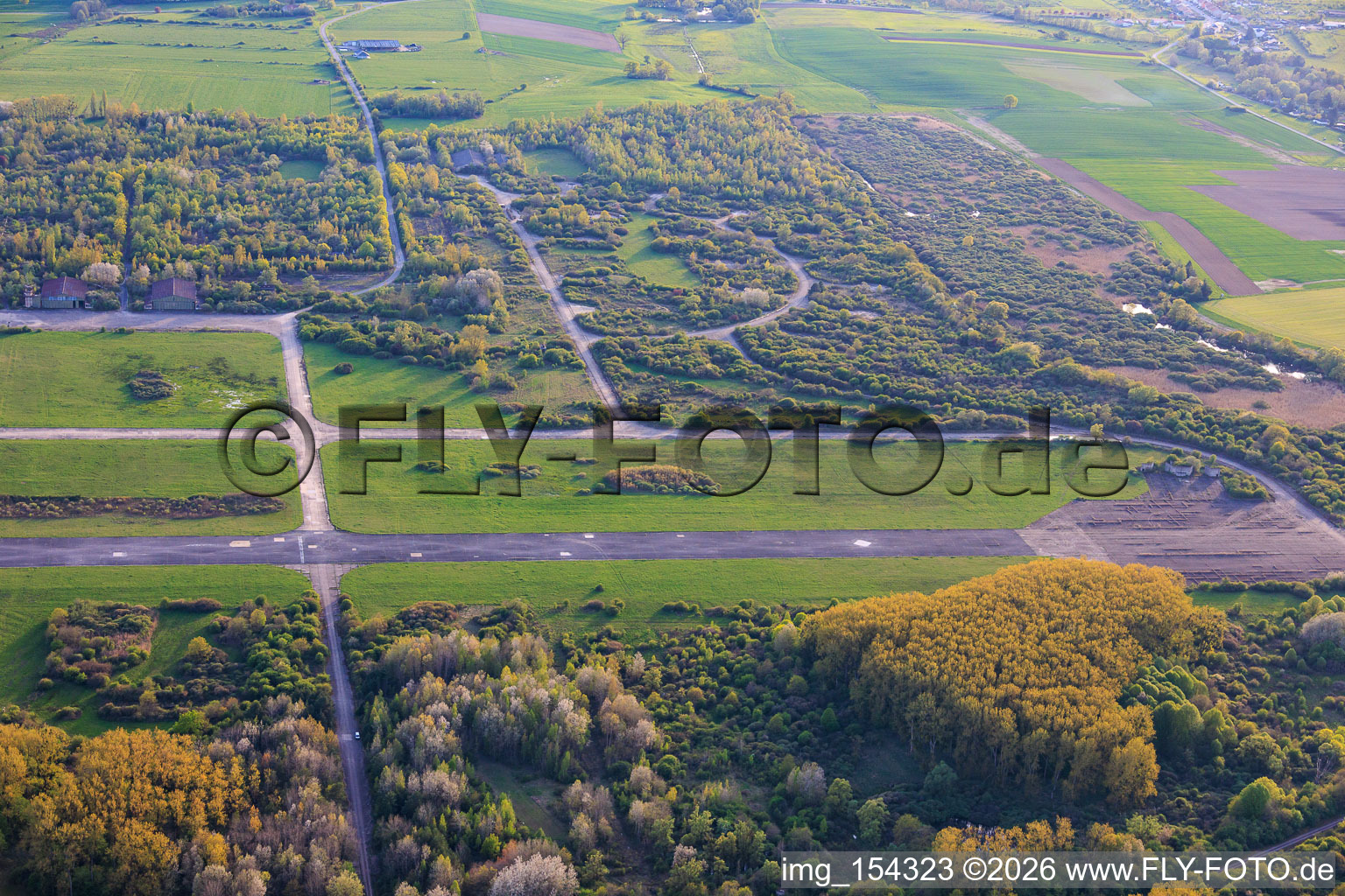 Roulage sur la piste de l'ancien aérodrome militaire de Grostenquin en provenance du nord-est à Bistroff dans le département Moselle, France