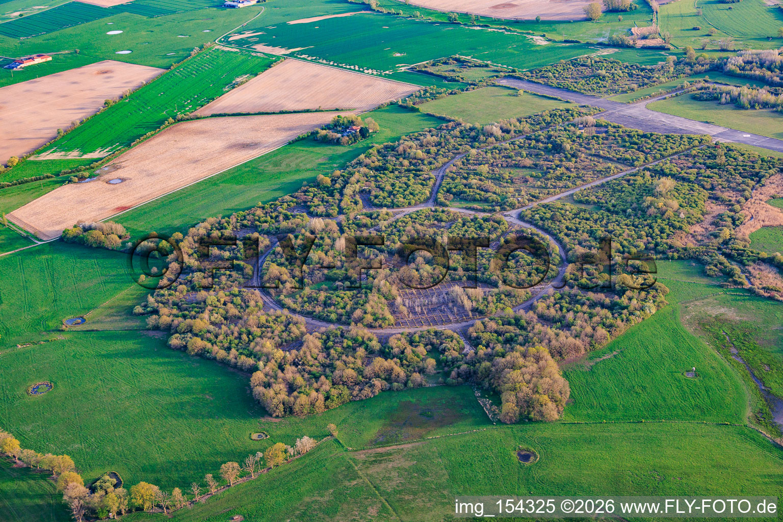 Chemin de fer circulaire et halls démolis sur l'ancien aérodrome militaire Grostenquin à Grostenquin dans le département Moselle, France