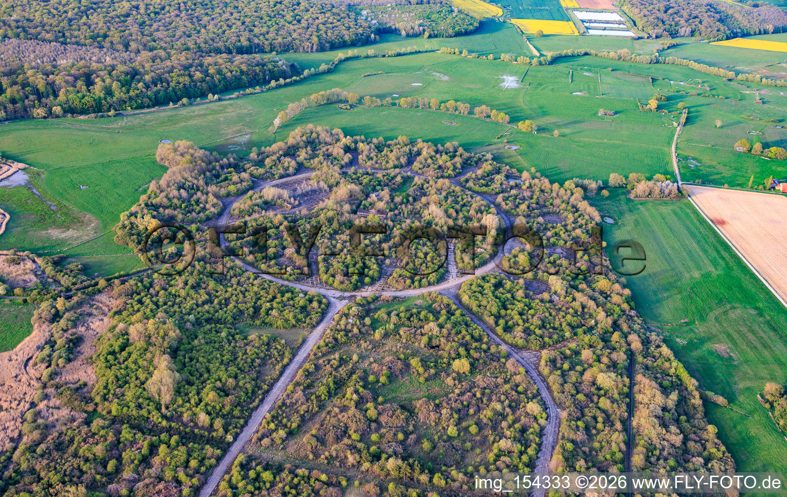 Chemin de fer circulaire et halls démolis sur l'ancien aérodrome militaire Grostenquin à Grostenquin dans le département Moselle, France