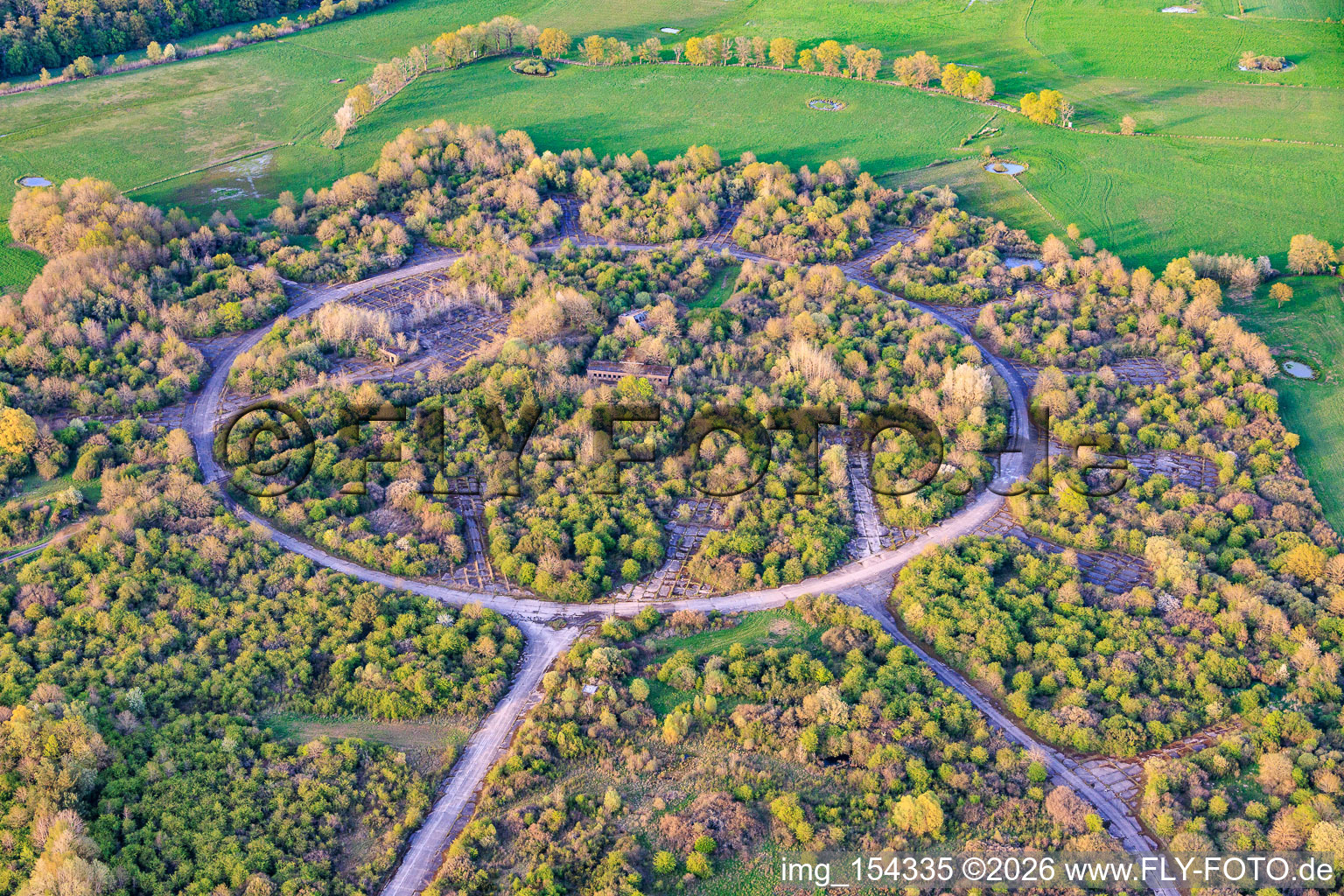 Chemin de fer circulaire et halls démolis sur l'ancien aérodrome militaire Grostenquin à Grostenquin dans le département Moselle, France