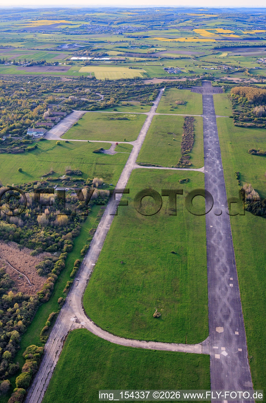 Piste de l'ancien aérodrome militaire de Grostenquin vue du sud-est à Bistroff dans le département Moselle, France