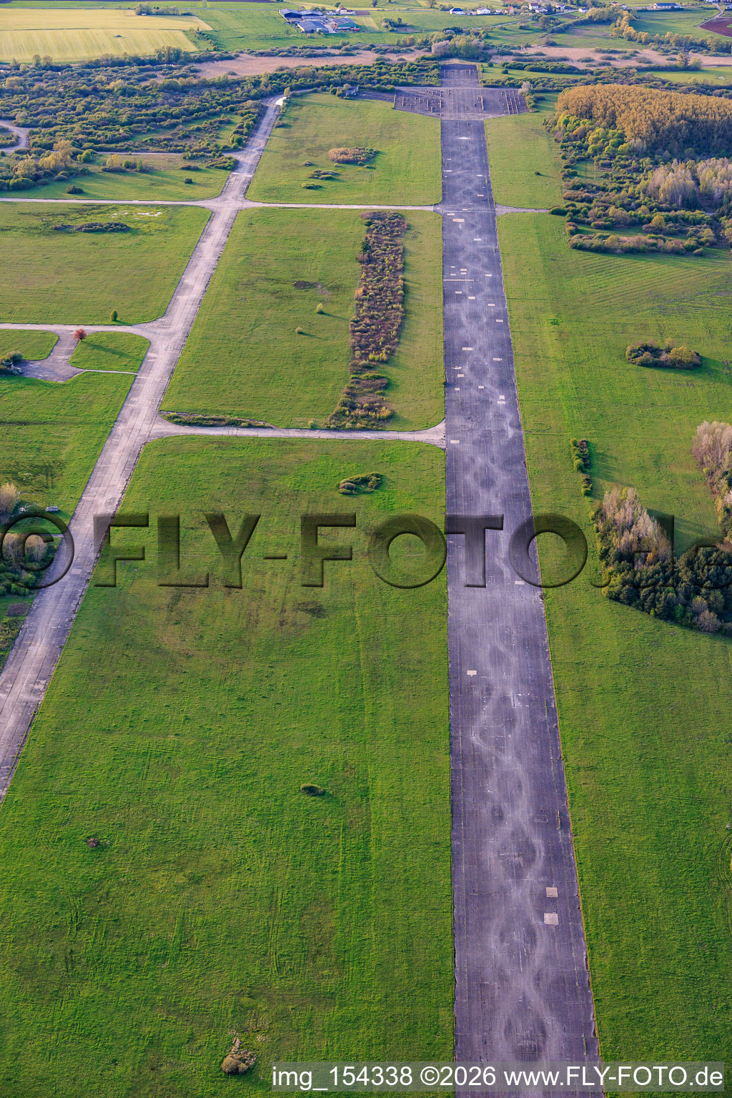 Piste de l'ancien aérodrome militaire de Grostenquin vue du sud-est à Bistroff dans le département Moselle, France