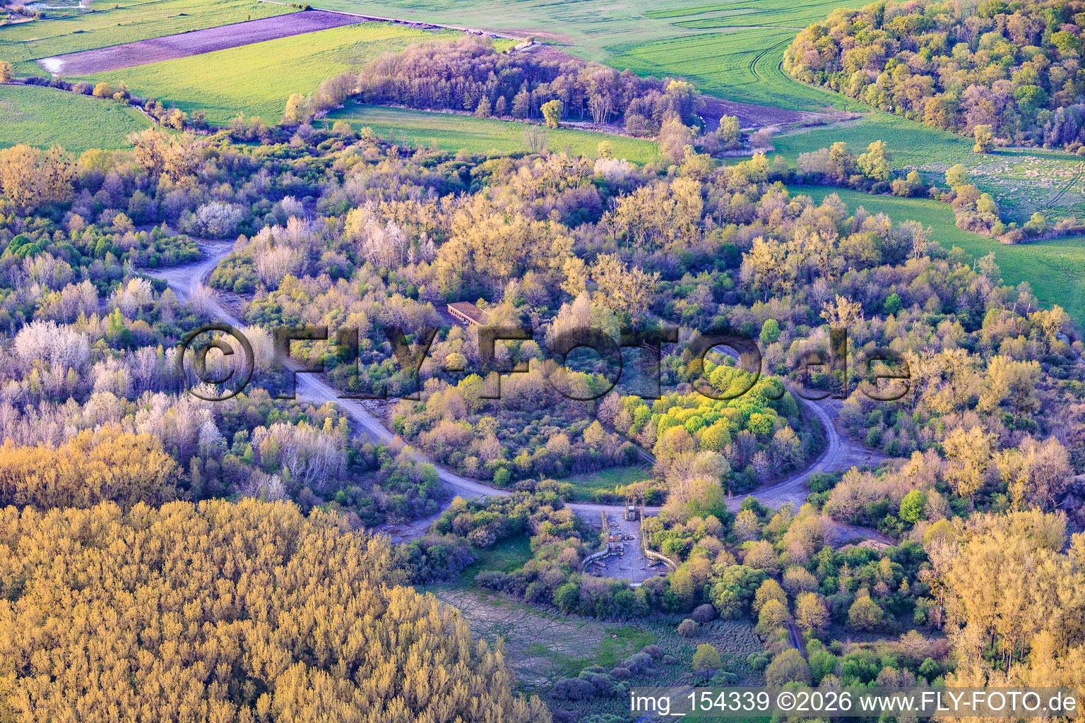 Route ovale menant aux silos de l'ancien aérodrome militaire de Grostenquin à Bistroff dans le département Moselle, France