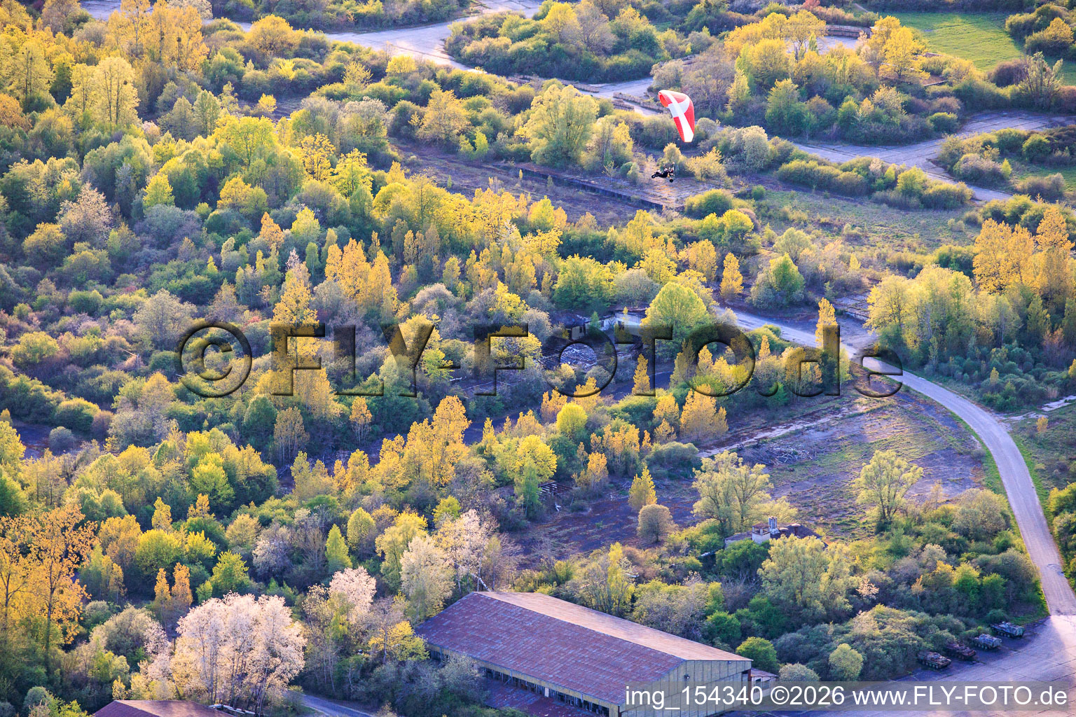 Parapentes au-dessus des hangars de l'ancien aérodrome militaire de Grostenquin à Bistroff dans le département Moselle, France