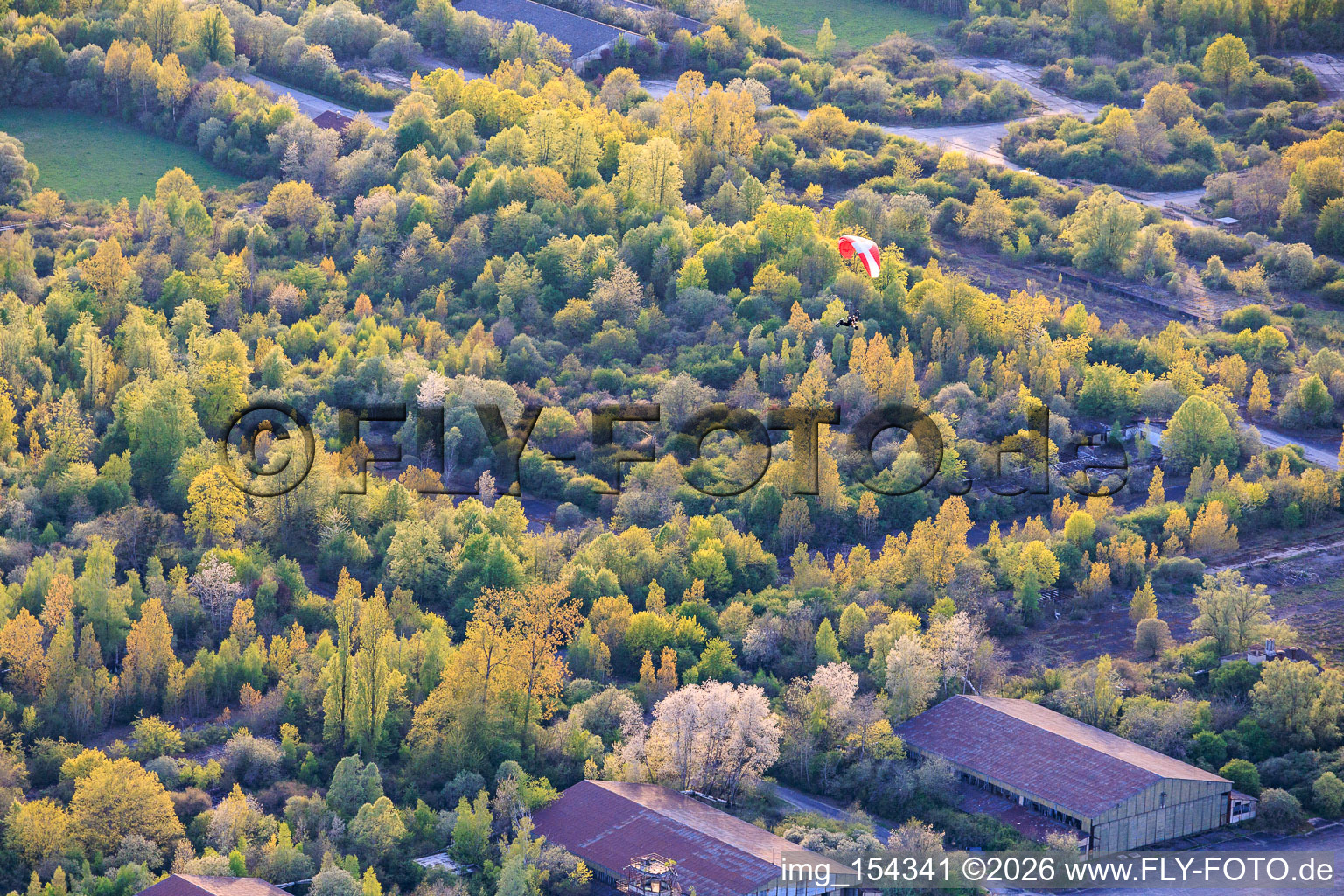 Parapentes au-dessus des hangars de l'ancien aérodrome militaire de Grostenquin à Bistroff dans le département Moselle, France