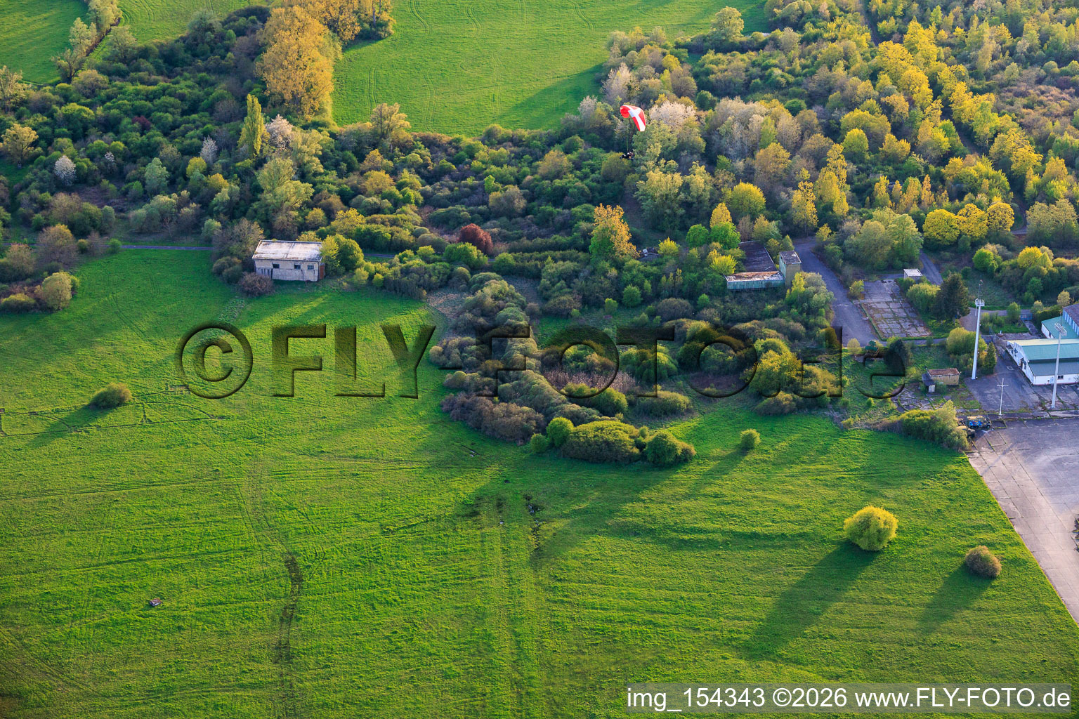 Parapentes au-dessus des hangars de l'ancien aérodrome militaire de Grostenquin à Bistroff dans le département Moselle, France