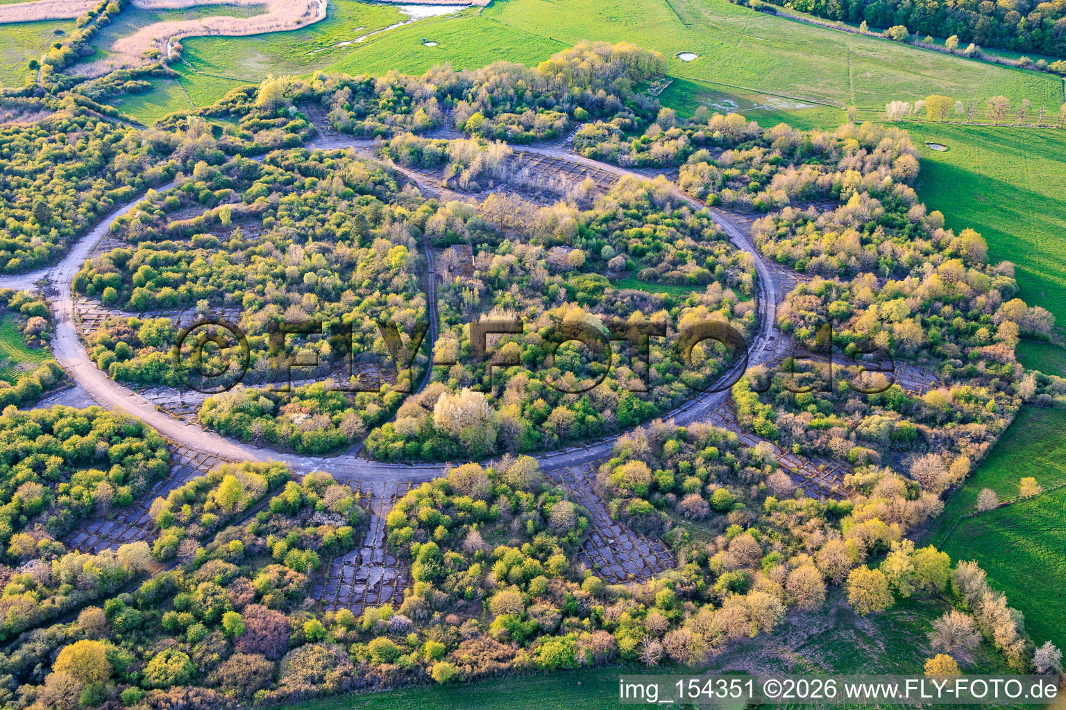 Chemin de fer circulaire et halls démolis sur l'ancien aérodrome militaire Grostenquin à Grostenquin dans le département Moselle, France