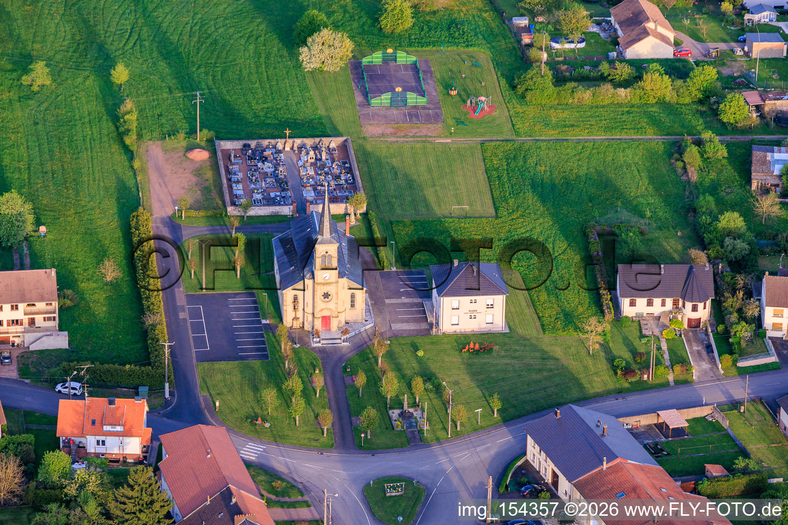 Église Saint-Joseph et Mairie de l'Ouest à Frémestroff dans le département Moselle, France