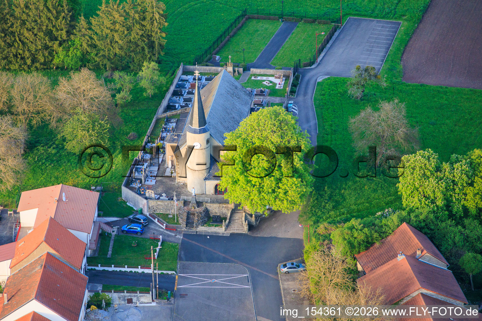 Église Saint-Pierre de Altrippe et monument aux morts à Altrippe dans le département Moselle, France