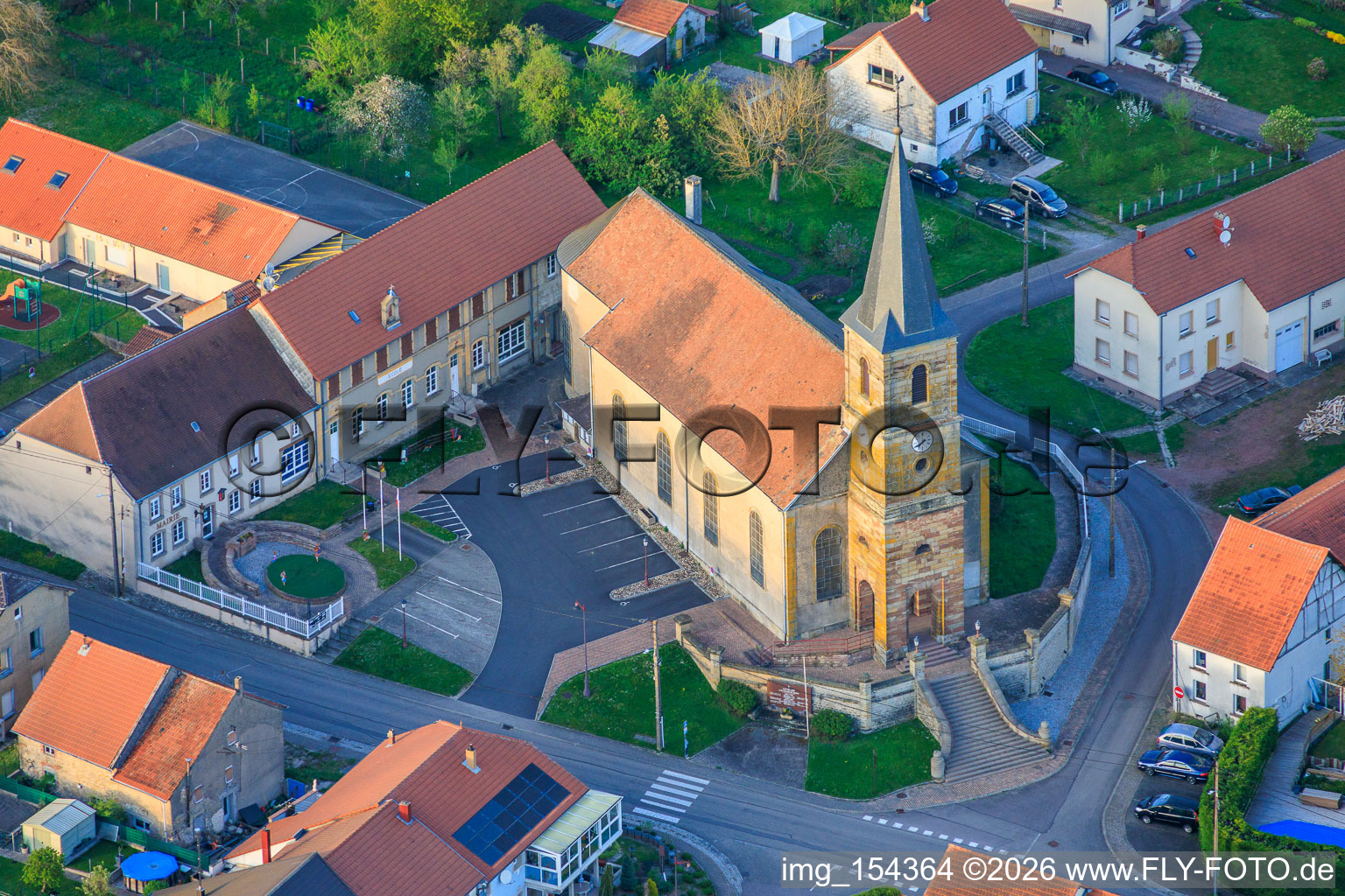 Église et hôtel de ville de Leyviller à Leyweiler dans le département Moselle, France