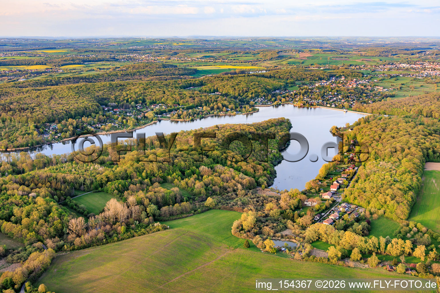 Barrage La digue de dief sur l'Étang de Diefenbach à Puttelange-aux-Lacs dans le département Moselle, France