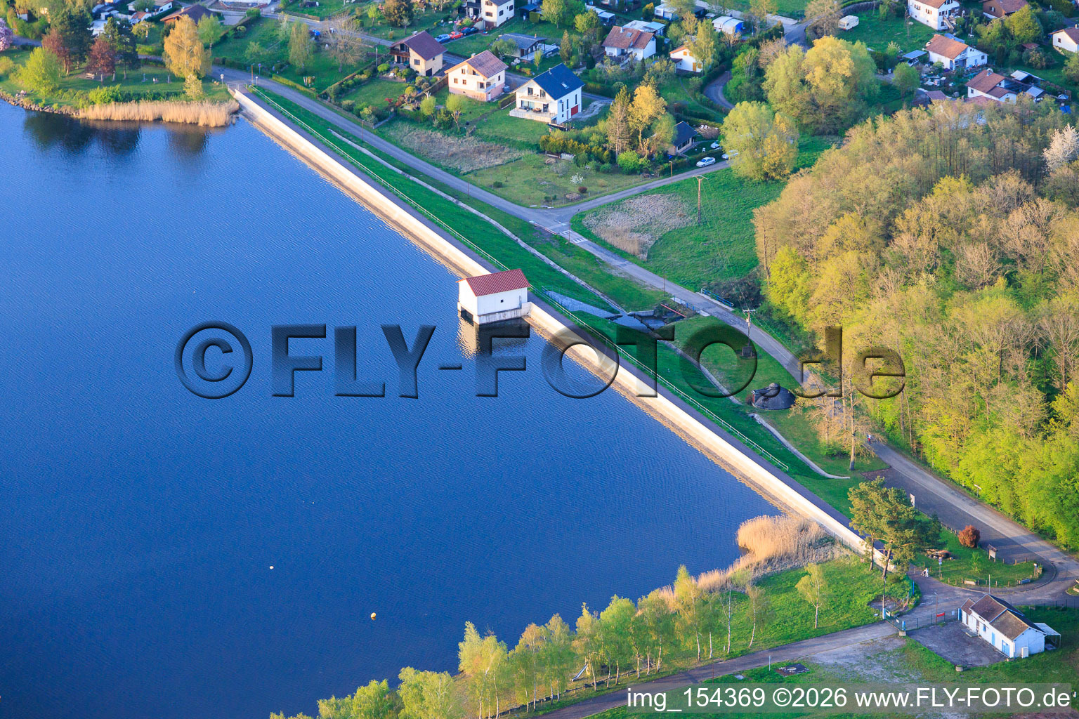 Barrage La digue de dief sur l'Étang de Diefenbach à Puttelange-aux-Lacs dans le département Moselle, France