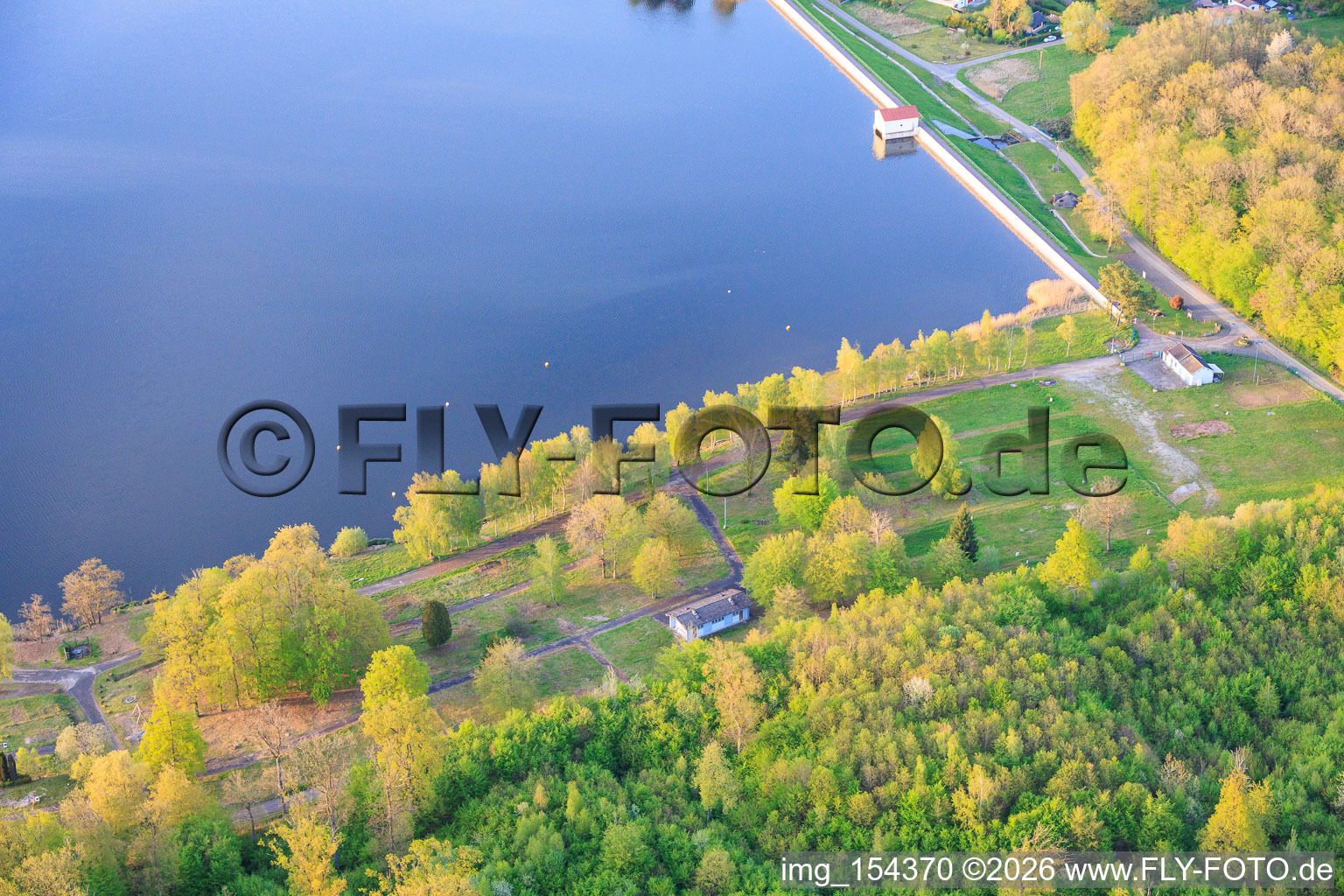 Barrage La digue de dief sur l'Étang de Diefenbach à Puttelange-aux-Lacs dans le département Moselle, France