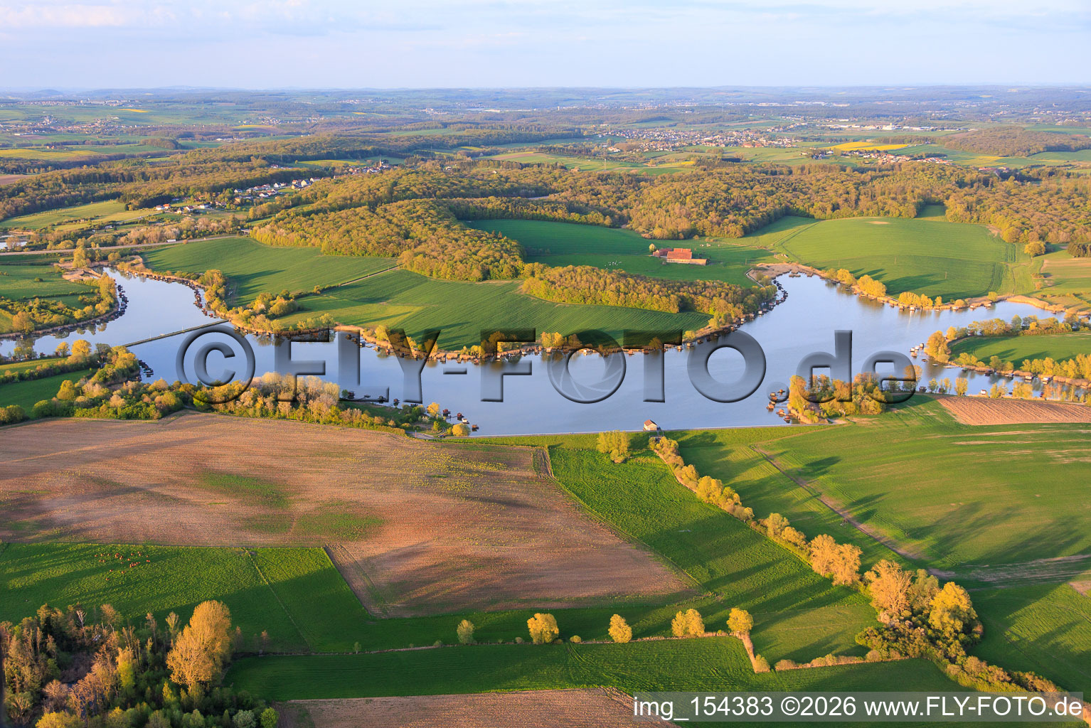 Des promenades en bois bordées de cabanes de pêcheurs longent les rives de l'étang du Welschhof. à Puttelange-aux-Lacs dans le département Moselle, France