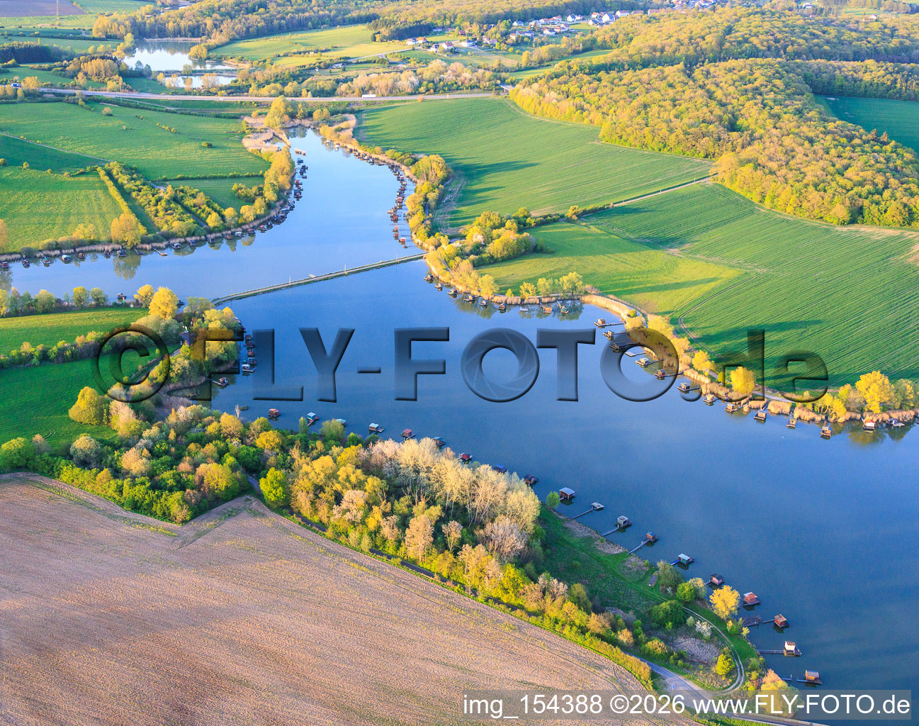 Pont sur le lac Étang du Welschhof à Puttelange-aux-Lacs dans le département Moselle, France