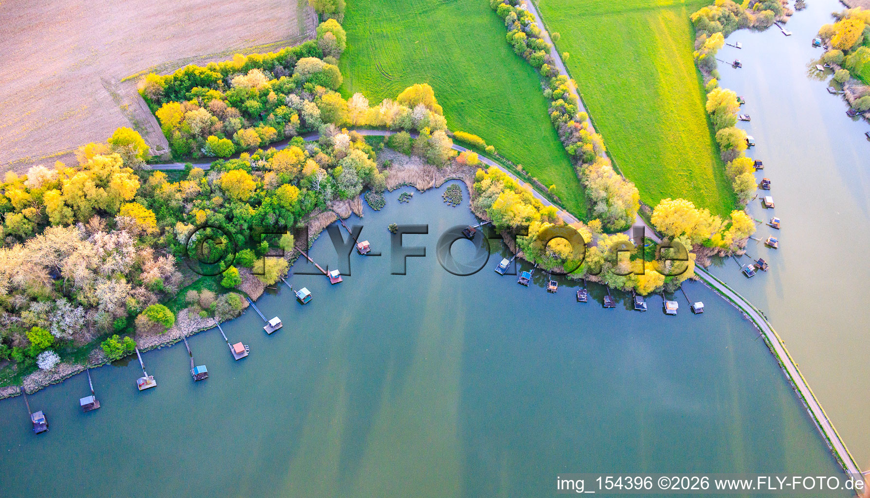 Pont sur le lac Étang du Welschhof à Puttelange-aux-Lacs dans le département Moselle, France