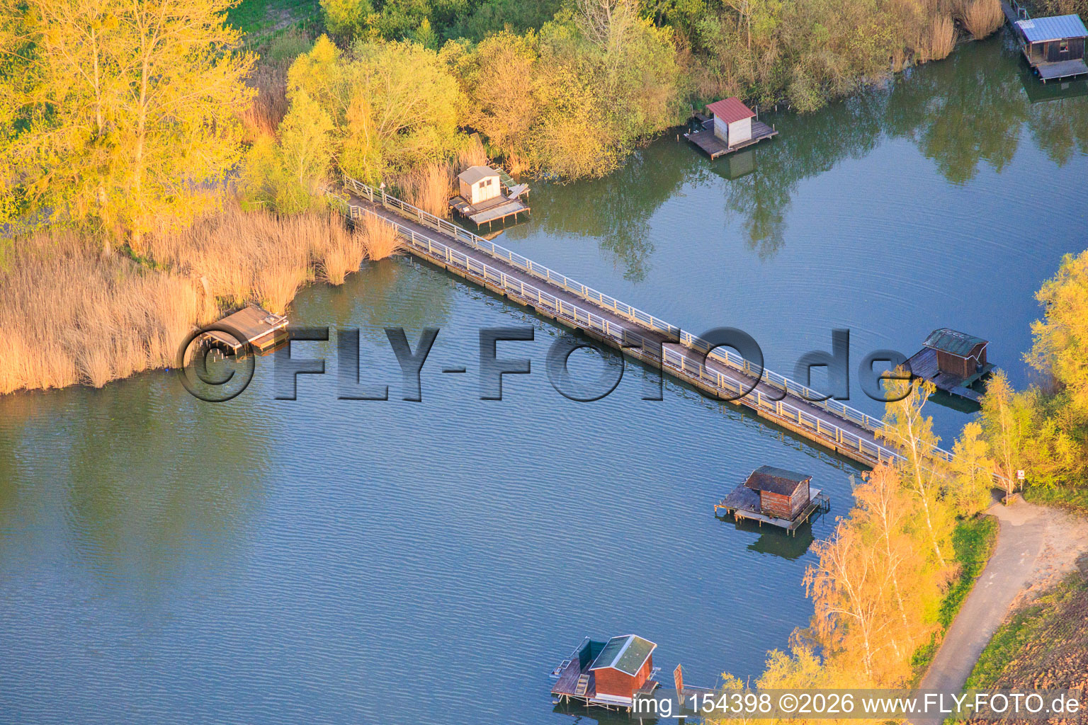 Pont sur l'extrémité orientale de l'étang du Welschhof à Puttelange-aux-Lacs dans le département Moselle, France