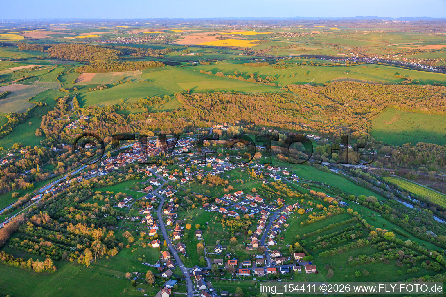 Vue village dans un méandre de la Sarre et Canal des Houillères de la Sarre à Wittring dans le département Moselle, France