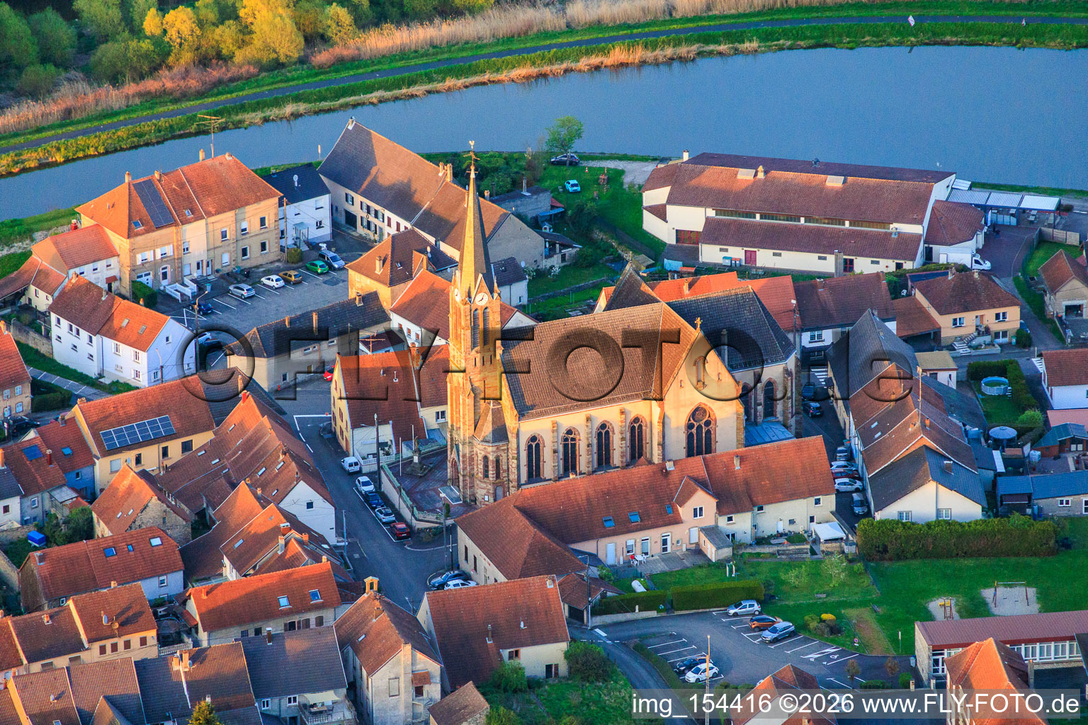 L'église Saint-Étienne sous la lumière du soir à Wittring dans le département Moselle, France