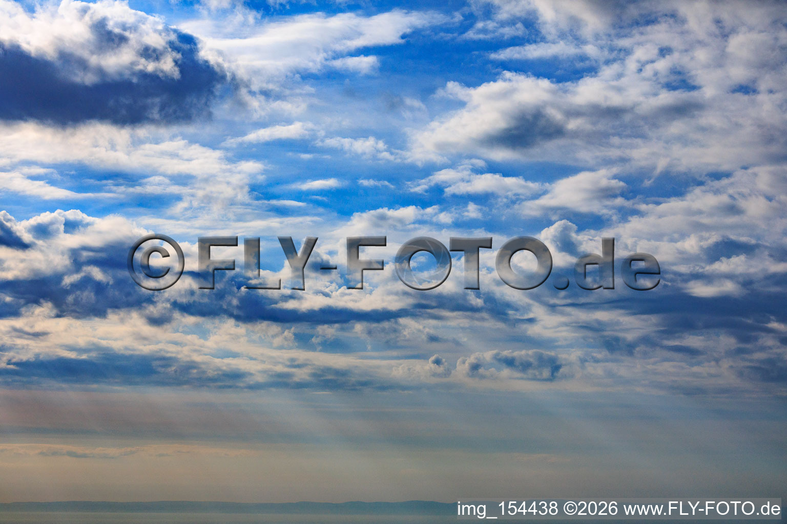 Nuages au-dessus de la Lorraine à Bitsch dans le département Moselle, France