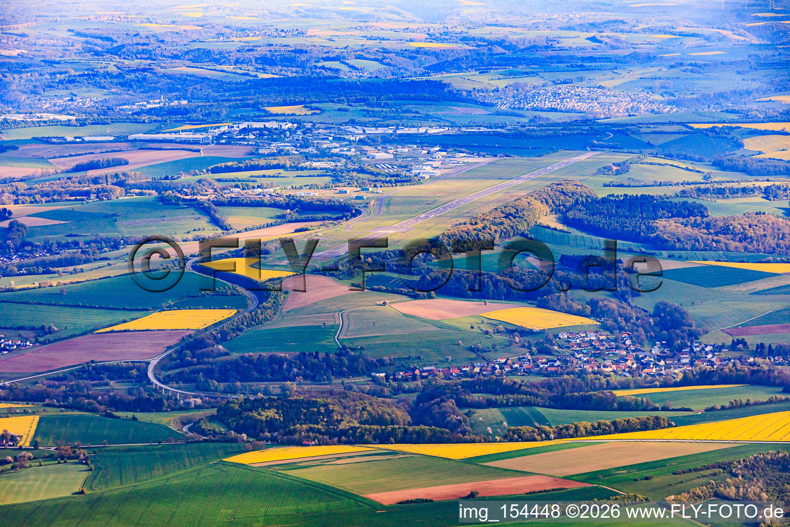 Piste de l'aéroport TRIWO Zweibrücken (EDRZ) depuis le sud à Althornbach dans le département Rhénanie-Palatinat, Allemagne