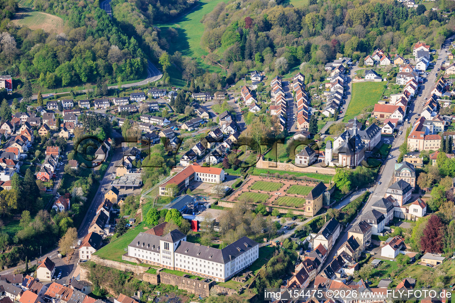 Colline du château avec orangerie, église Sainte-Anne et Saint-Philippe (église du château), école primaire municipale de Kirchberg-Schlossberg Blieskastel - annexe et centre de formation pour adultes du district de Saarpfalz dans le château à Blieskastel dans le département Sarre, Allemagne