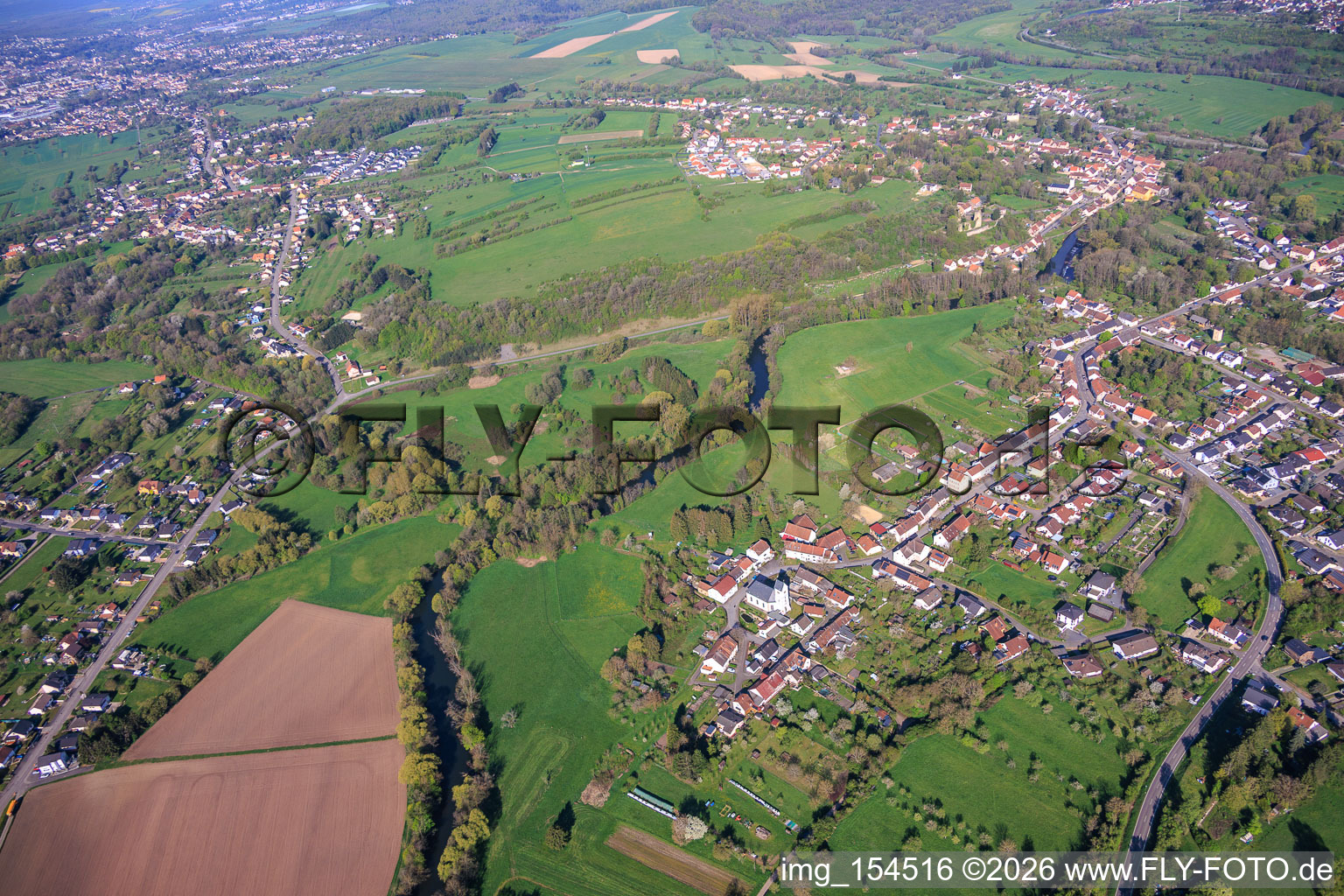 Cours de la rivière Blies à la frontière franco-allemande et église Saint-Martin Habkirchen à le quartier Habkirchen in Mandelbachtal dans le département Sarre, Allemagne