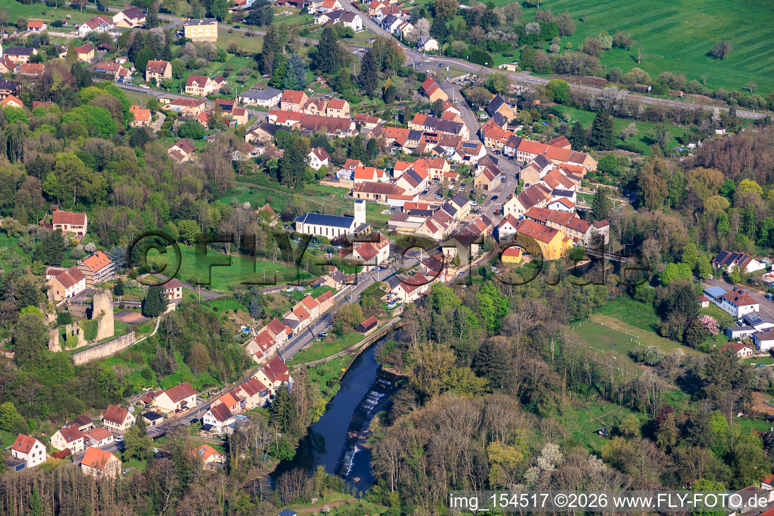 Cours de la rivière Blies le long de la frontière franco-allemande et Château de Frauenberg à Frauenberg dans le département Moselle, France