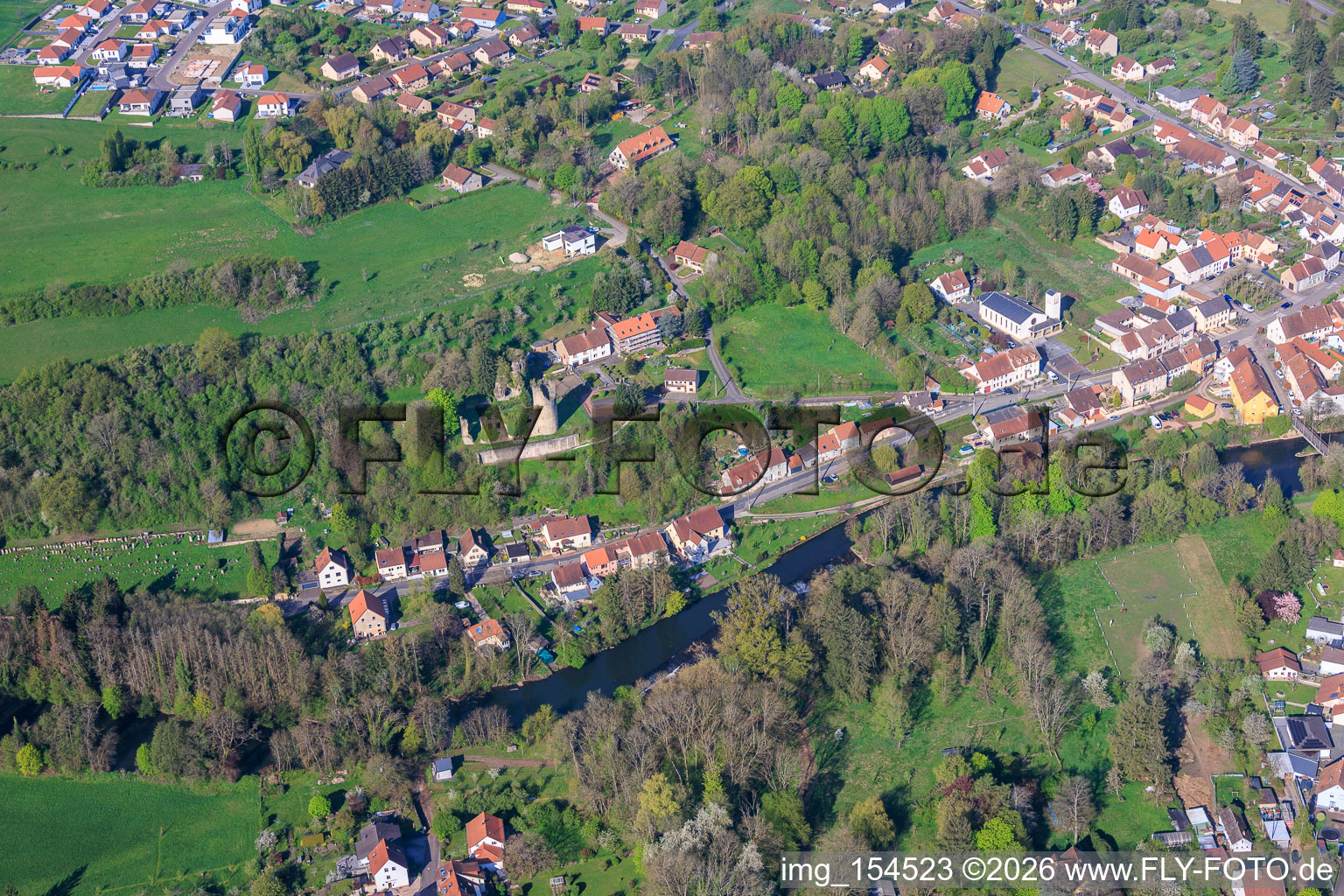 Château de Frauenberg et église Église Saint-Jacques-le-Majeur au-dessus de la Blies à Frauenberg dans le département Moselle, France