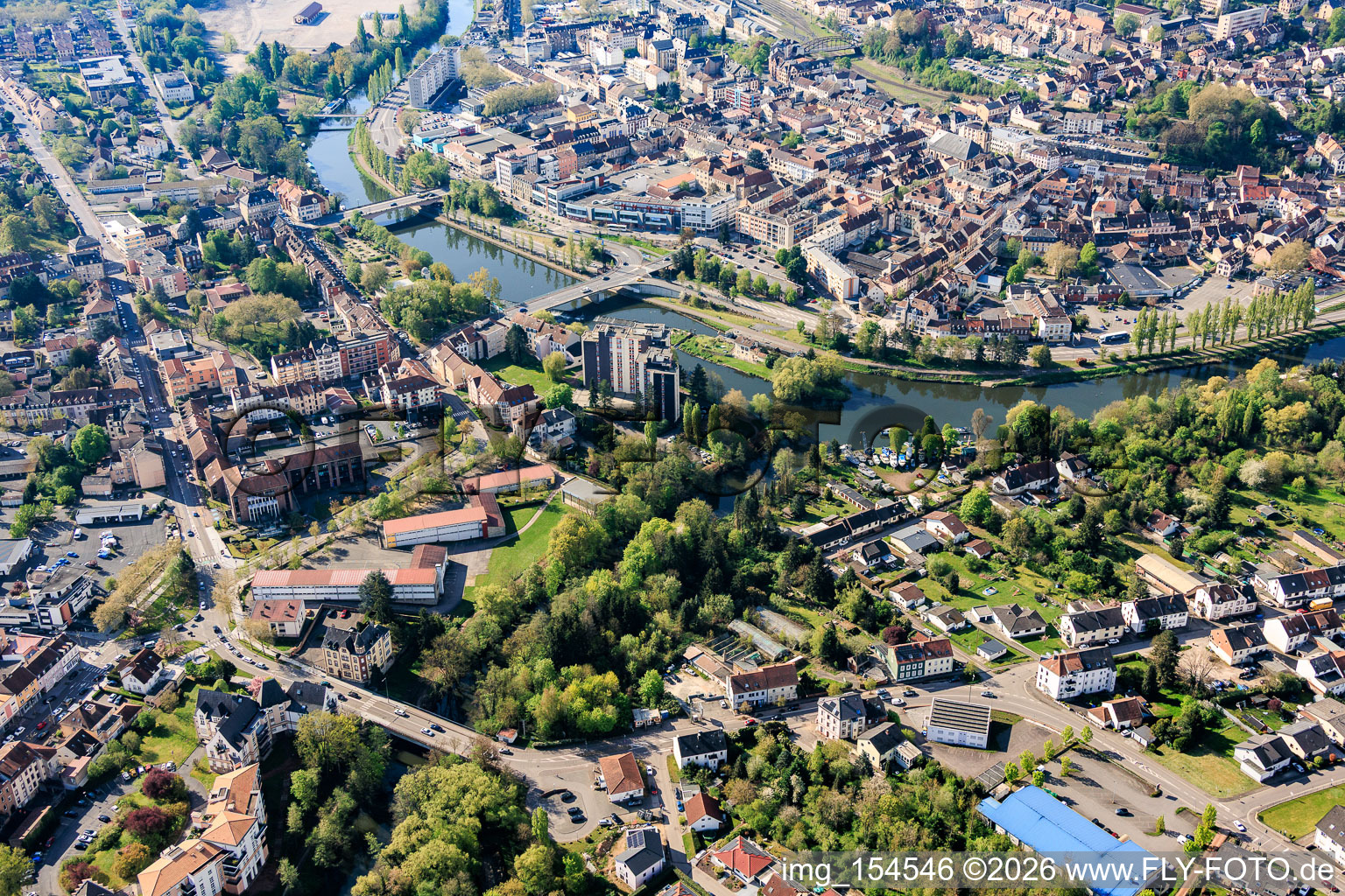 Vue d'ensemble de la ville depuis le nord, montrant les ponts enjambant la Sarre. à le quartier Blies Sud in Saargemünd dans le département Moselle, France