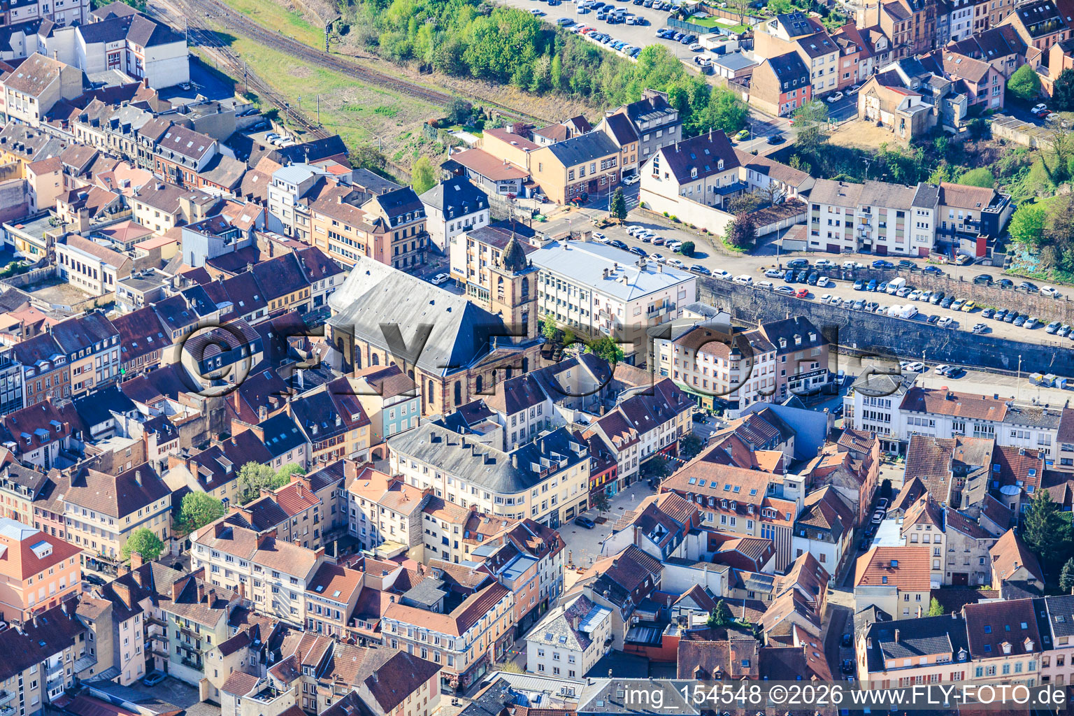 Centre-ville avec l'église Saint-Nicolas à Saargemünd dans le département Moselle, France