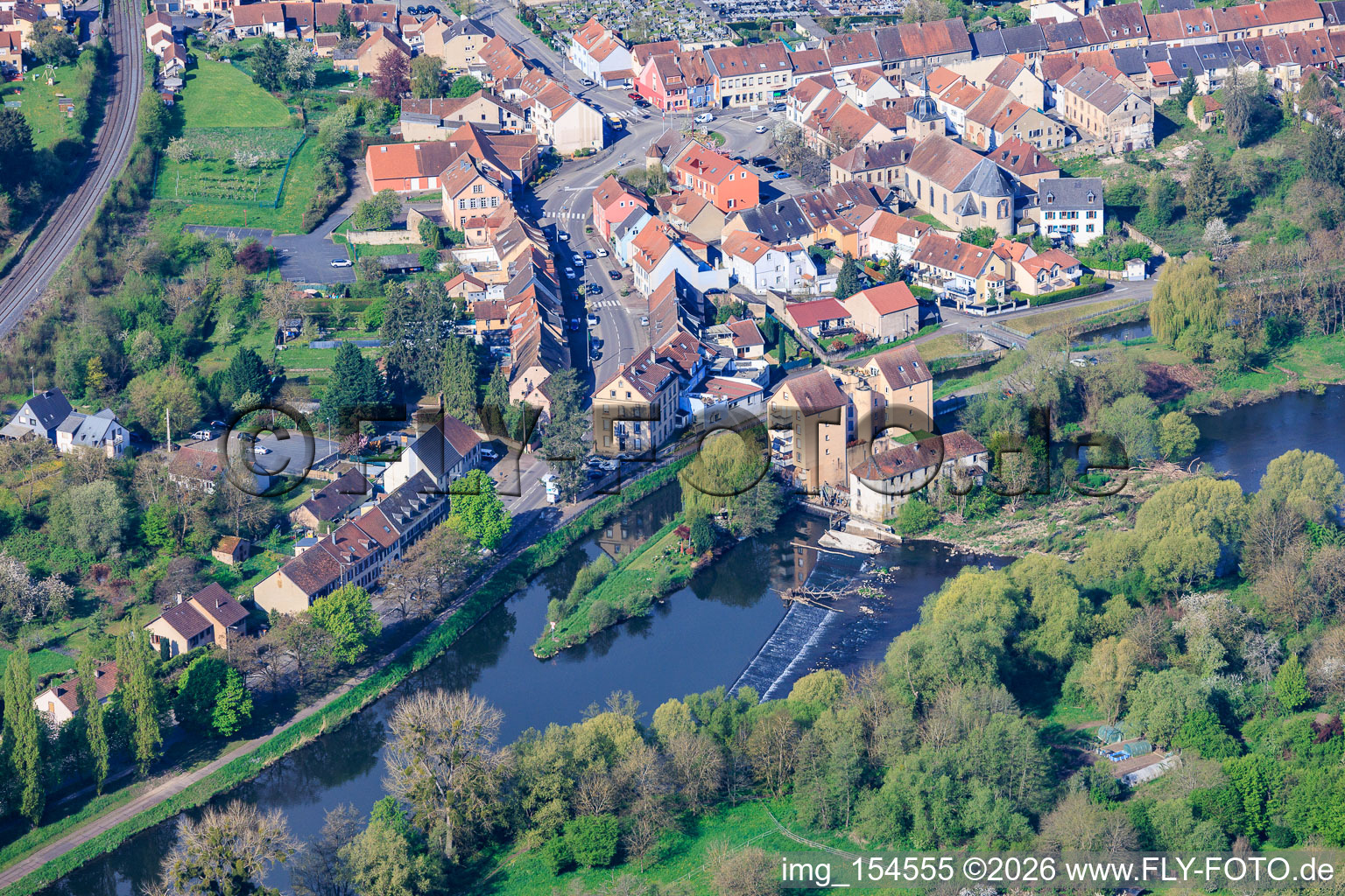 Vieux Moulin Welferding Centrale hydroélectrique sur une île de la Sarre à le quartier Welferding in Saargemünd dans le département Moselle, France