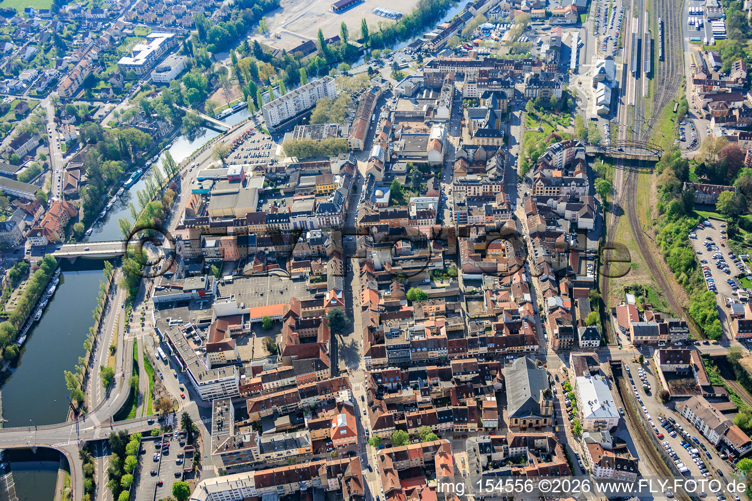 Vue d'ensemble du centre-ville à l'ouest de la Sarre depuis le nord à Saargemünd dans le département Moselle, France