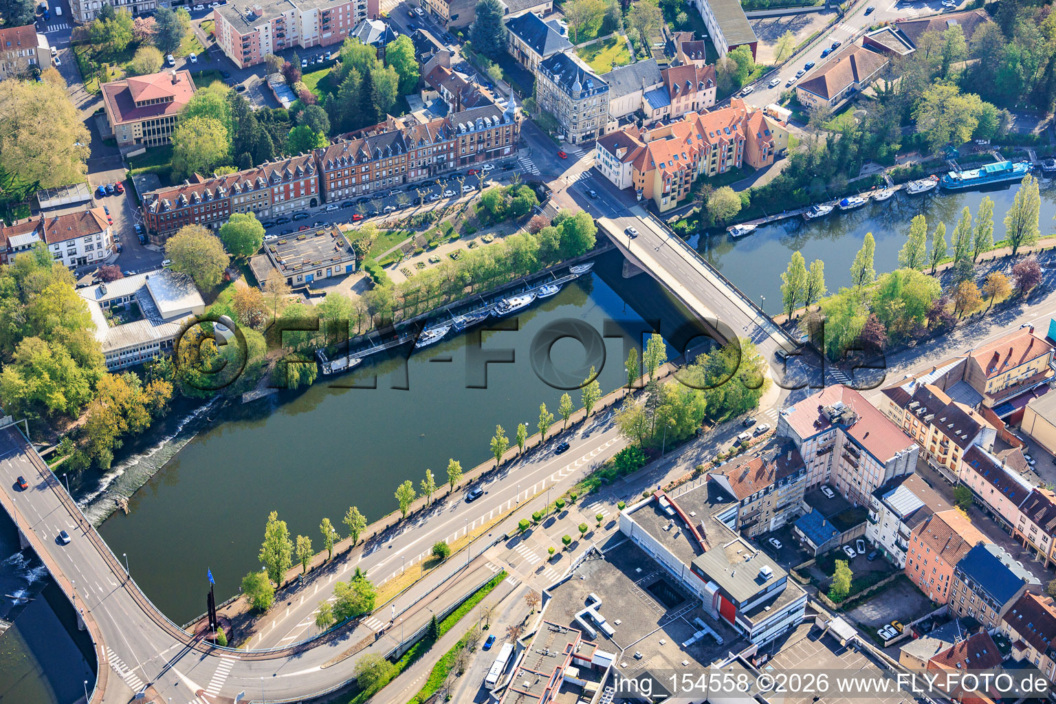 Ponts de la Sarre Pont de l'Europe et Pont des Alliés, et port de plaisance du sud-ouest à le quartier Blies Sud in Saargemünd dans le département Moselle, France