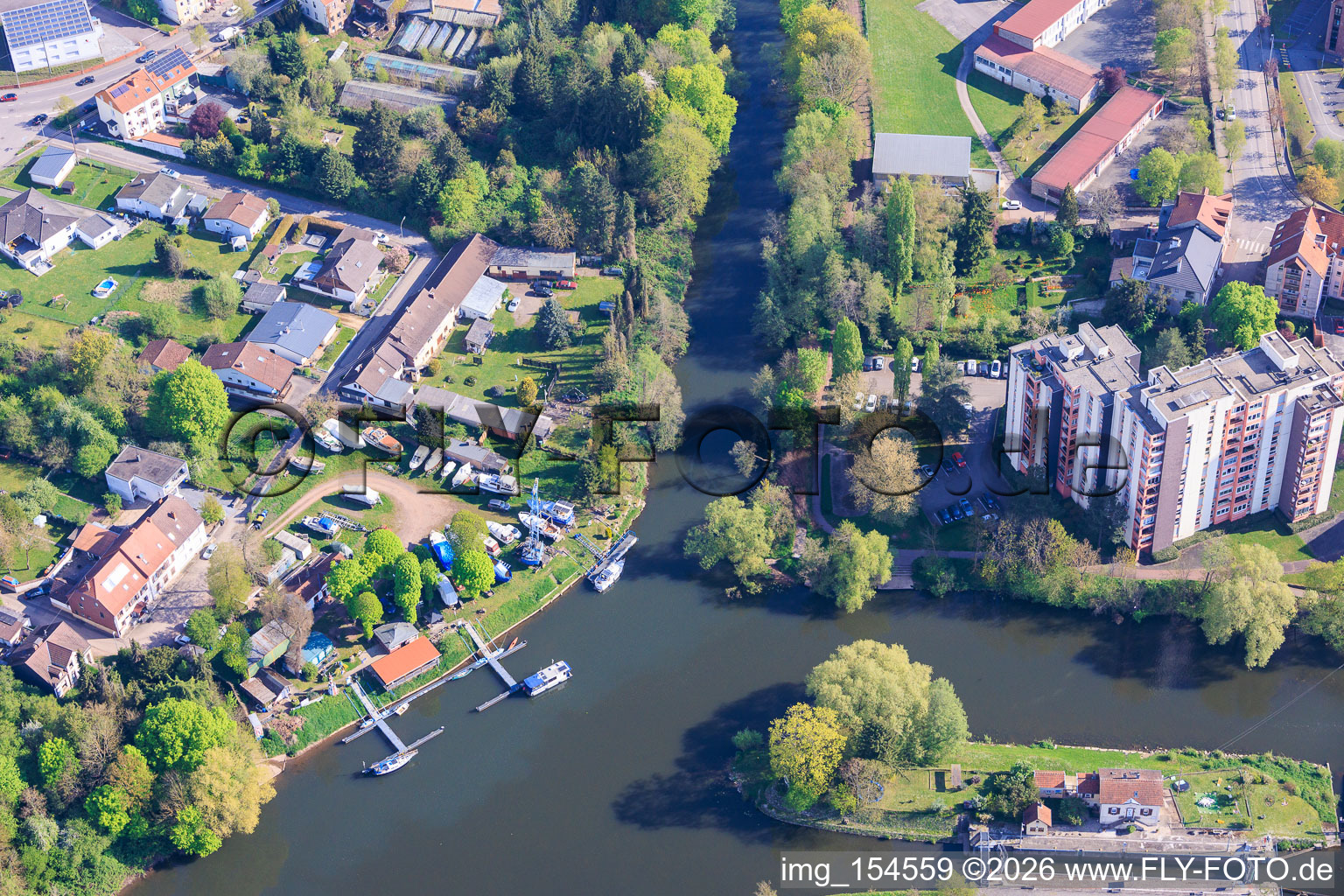 Embouchure de la Blies dans la Sarre, île de l'écluse 28 Saargemünd et Yachtclub Hanweiler e. V à le quartier Blies Sud in Saargemünd dans le département Moselle, France
