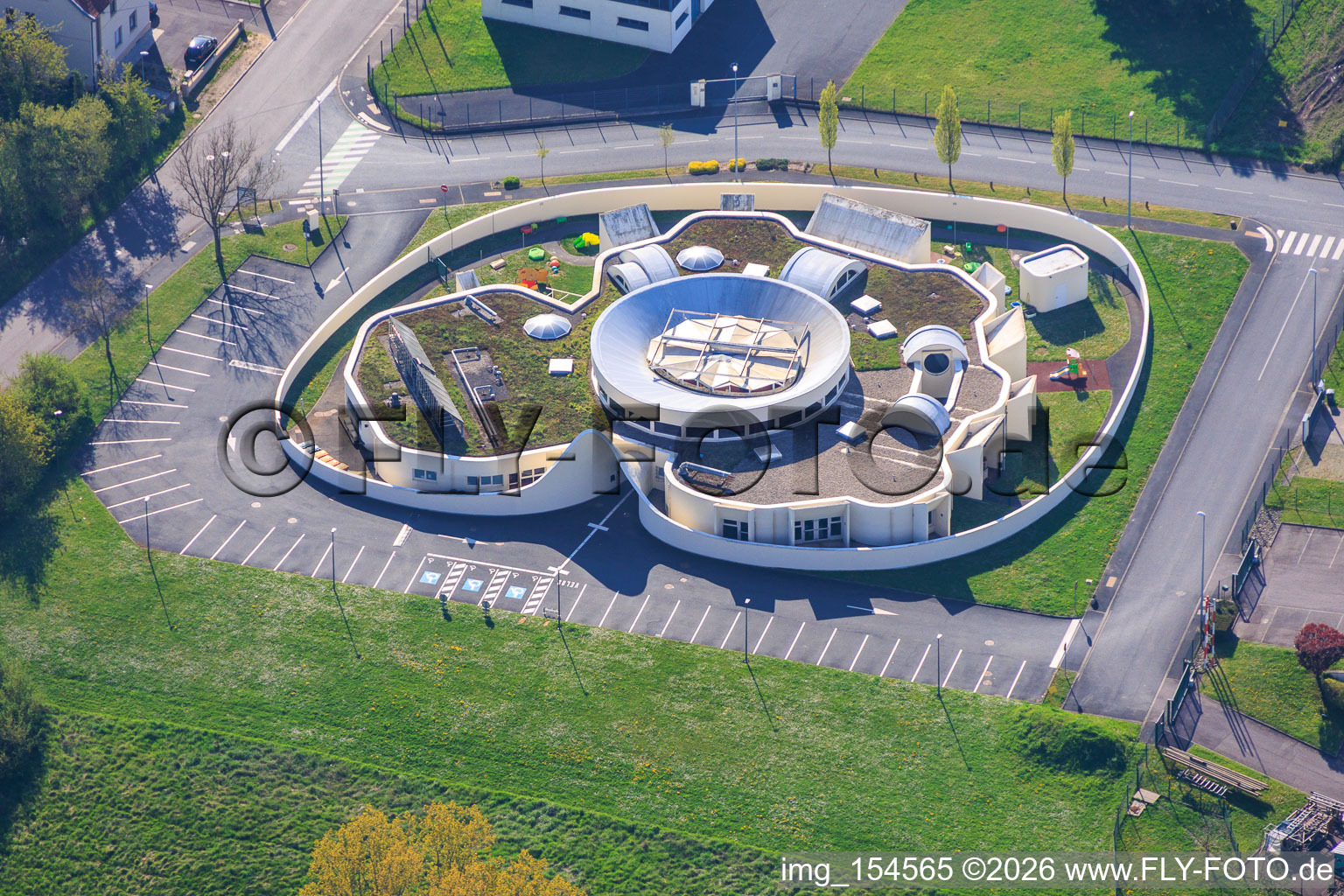 Architecture exceptionnelle de la crèche communautaire Sarreguemines Bulle dans la zone industrielle ZI Sarreguemines rue de l'Abbé Louis Verdet à le quartier Zone Industrielle du Grand Bois Fayencerie in Saargemünd dans le département Moselle, France