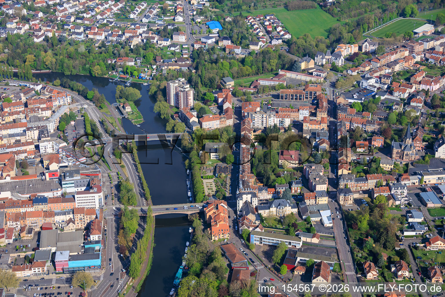 Ponts de la Sarre, Pont de l'Europe et Pont des Alliés, île de l'écluse 28 Saargemünd et port de plaisance du sud à le quartier Blies Sud in Saargemünd dans le département Moselle, France