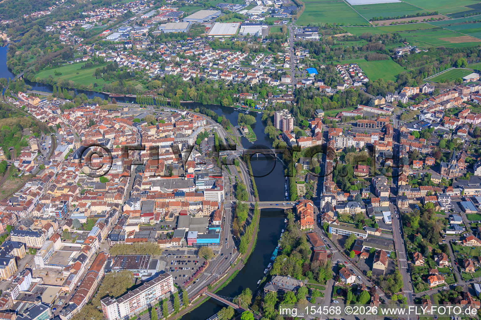 Vue d'ensemble de la ville sur les rives de la Sarre depuis le sud à Saargemünd dans le département Moselle, France