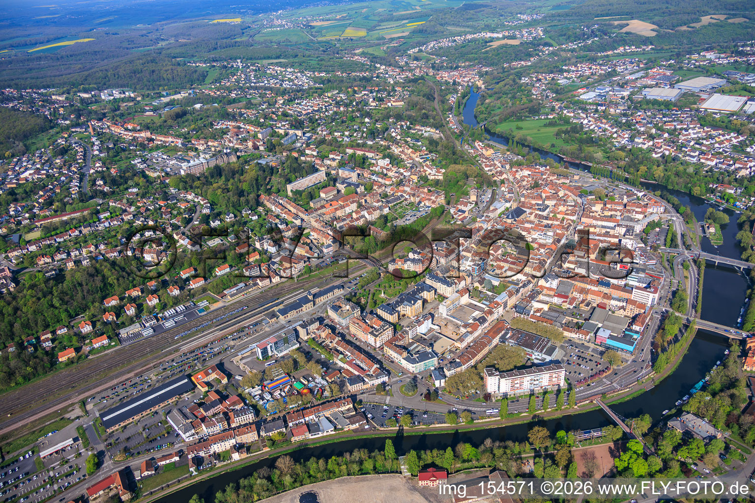 Vue d'ensemble de la ville sur les rives de la Sarre, depuis le sud-ouest à Saargemünd dans le département Moselle, France